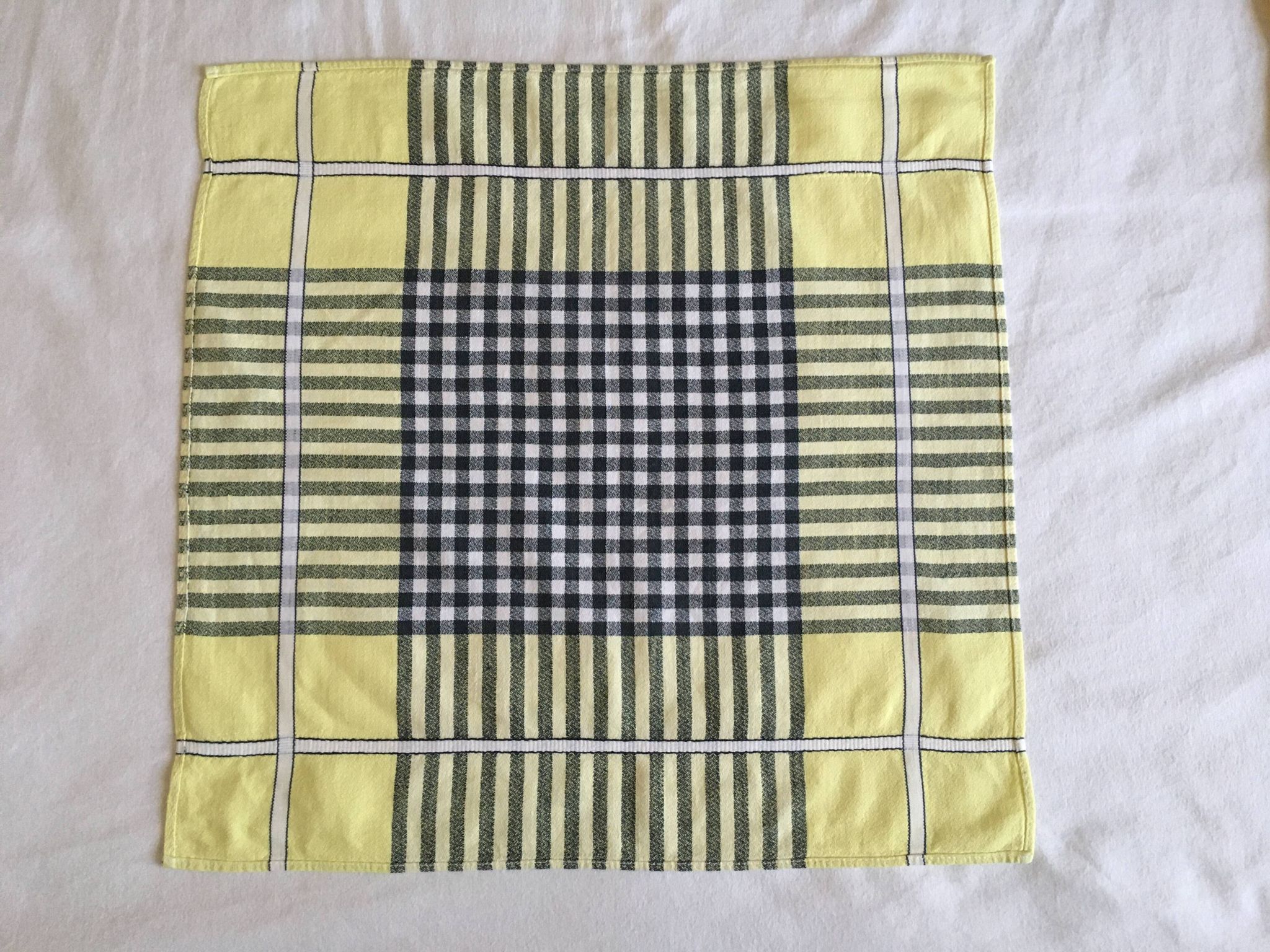 3 red/yellow bistro napkins 47 x 47