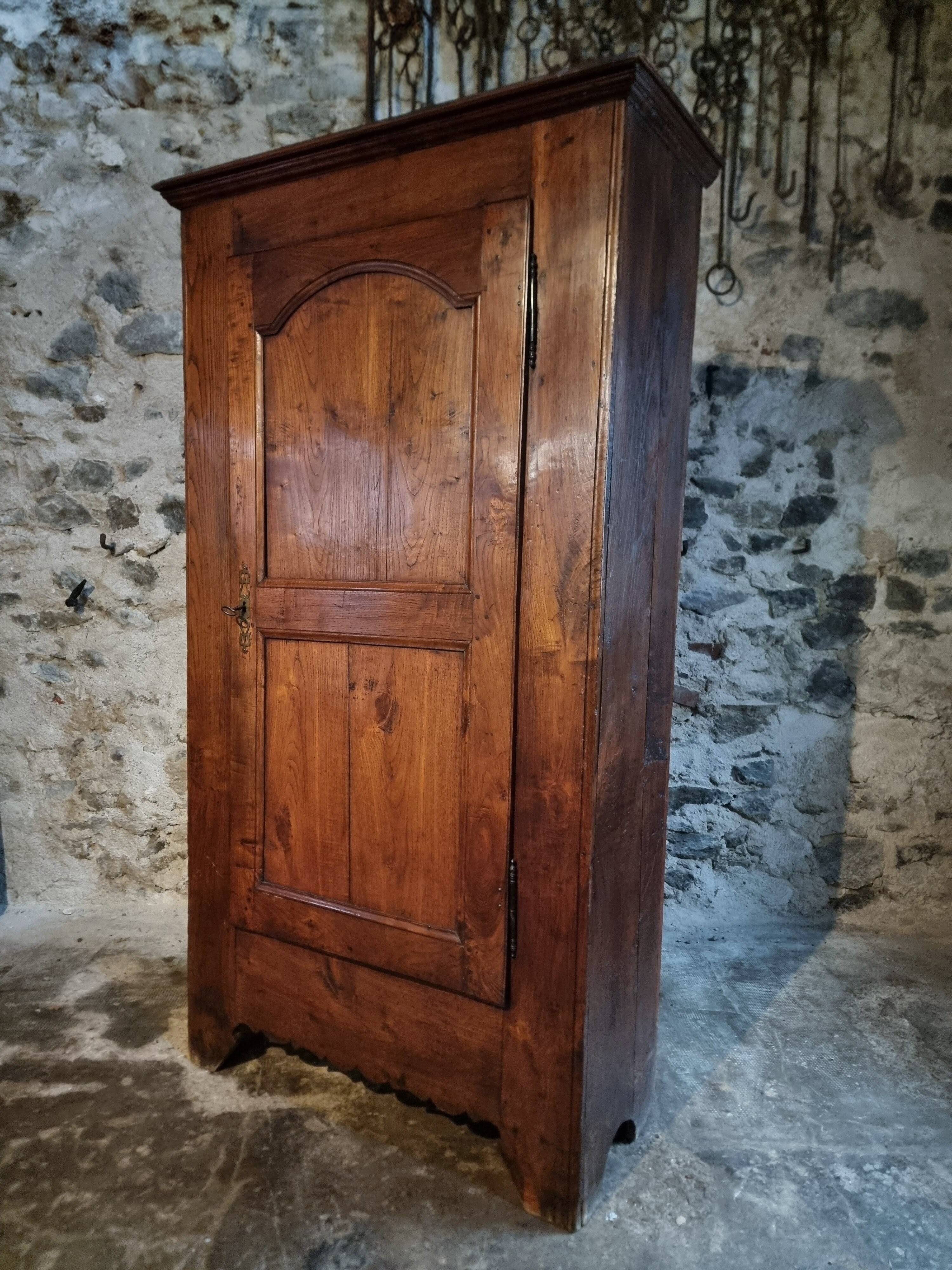 Armoire ancienne – bonnetière française du XVIIIe siècle en châtaignier avec serrure et clé d'origine
