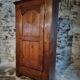 Armoire ancienne – bonnetière française du XVIIIe siècle en châtaignier avec serrure et clé d'origine