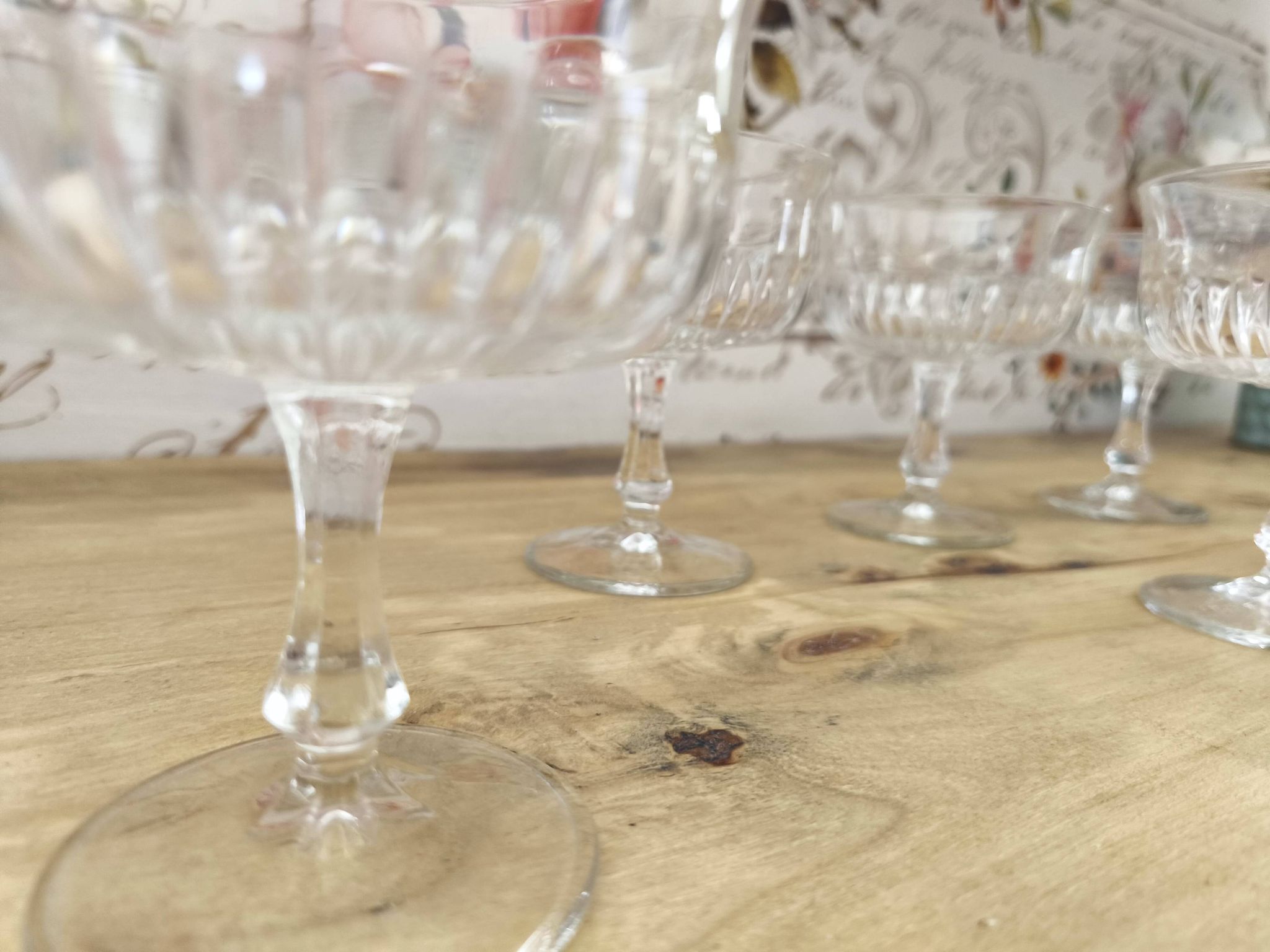 Set of 6 vintage champagne glasses in chiseled glass with flared drinking rim