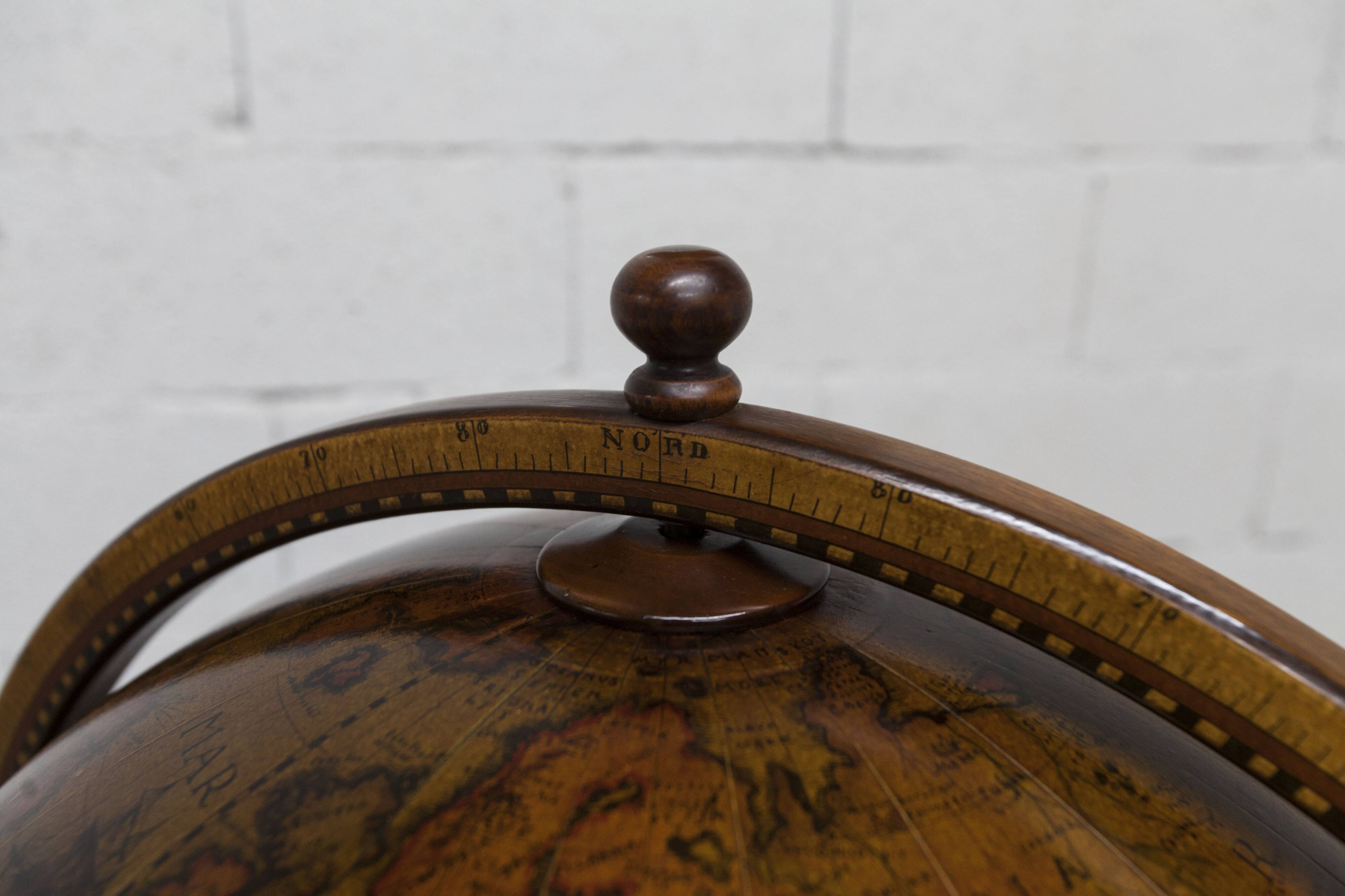 Bar globe maps rolling world