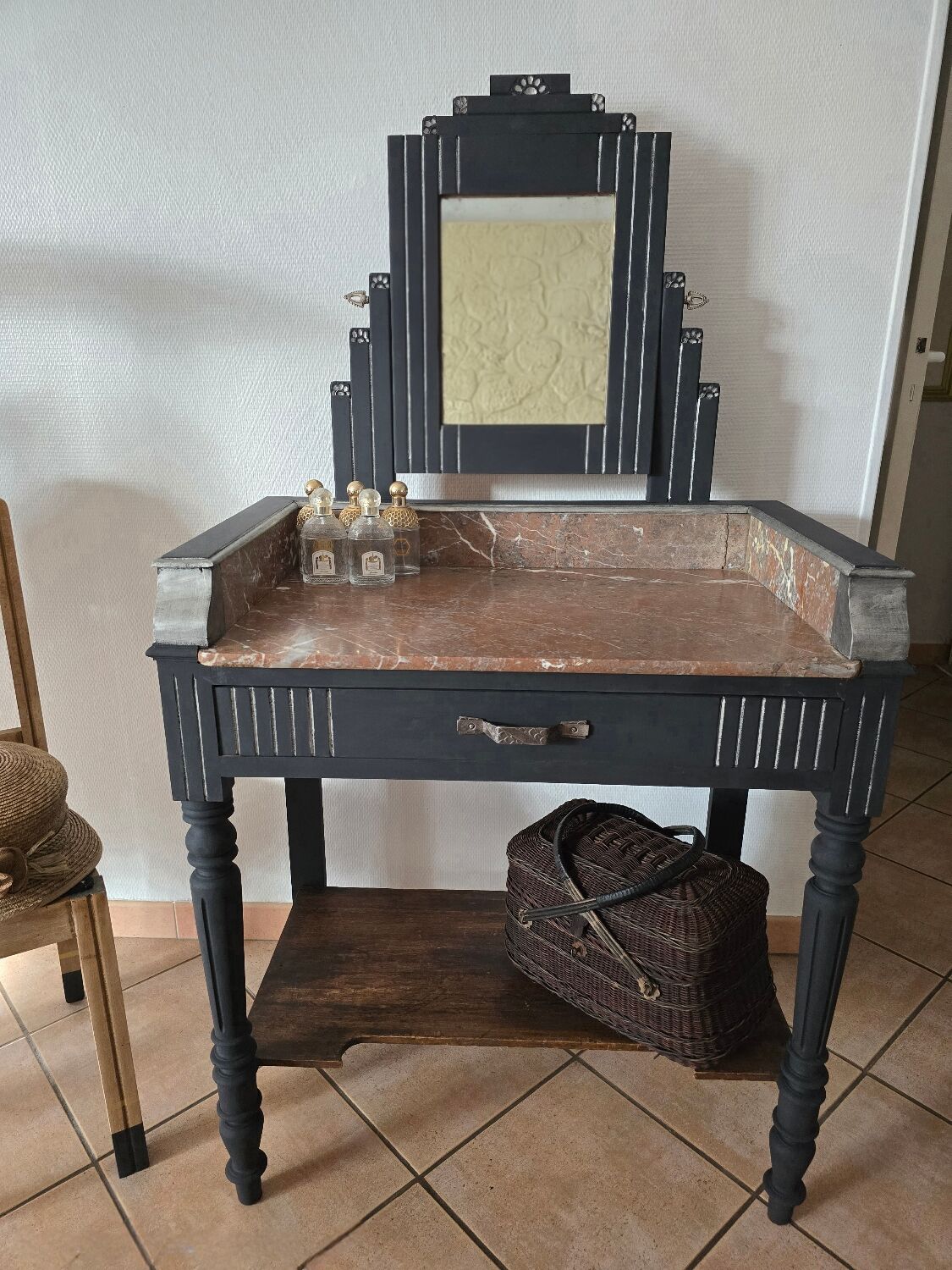 Art Deco dressing table with a movable mirror.