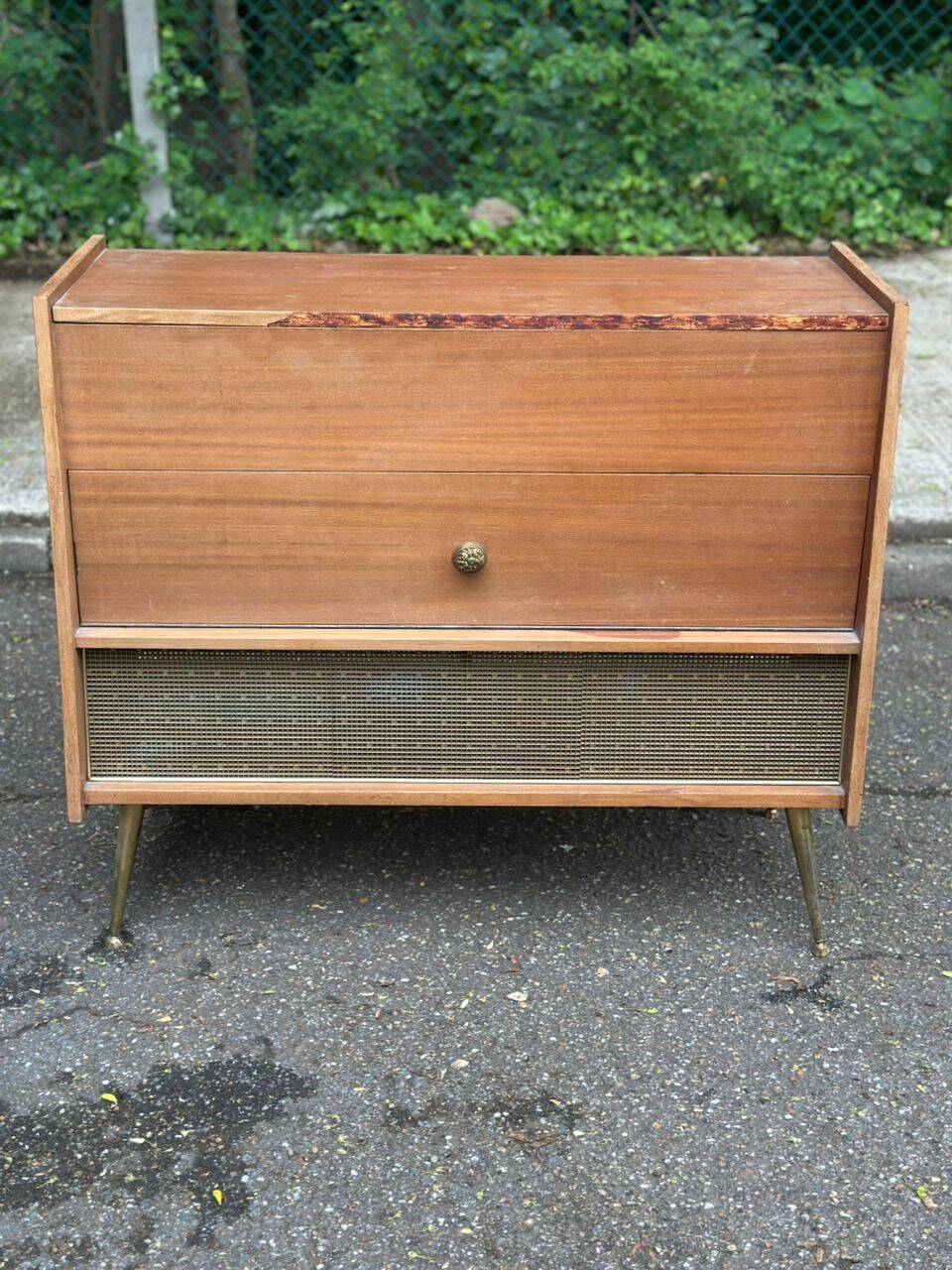Commode, meuble radio de style scandinave en bois et laiton