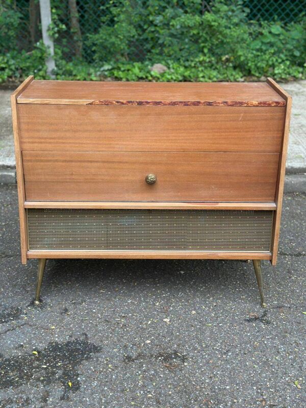 Commode, meuble radio de style scandinave en bois et laiton