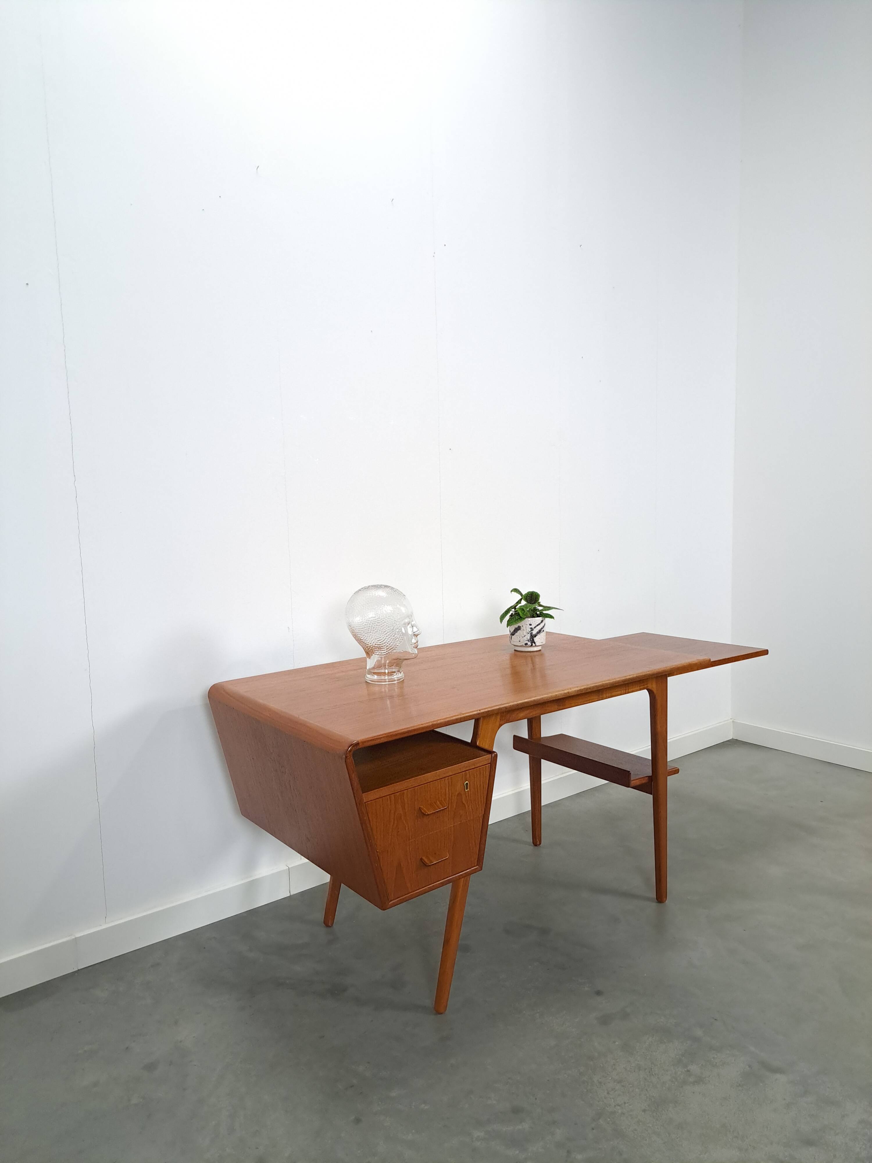 Teak vrijstaand partner bureau met schuine vormen, lades en extra werkblad