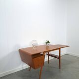 Teak vrijstaand partner bureau met schuine vormen, lades en extra werkblad