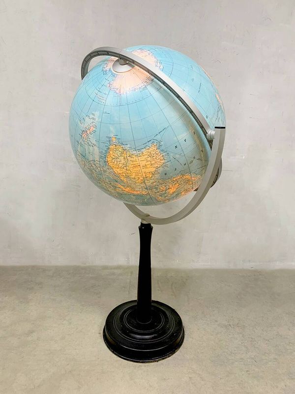 Lampadaire globe terrestre illuminé vintage