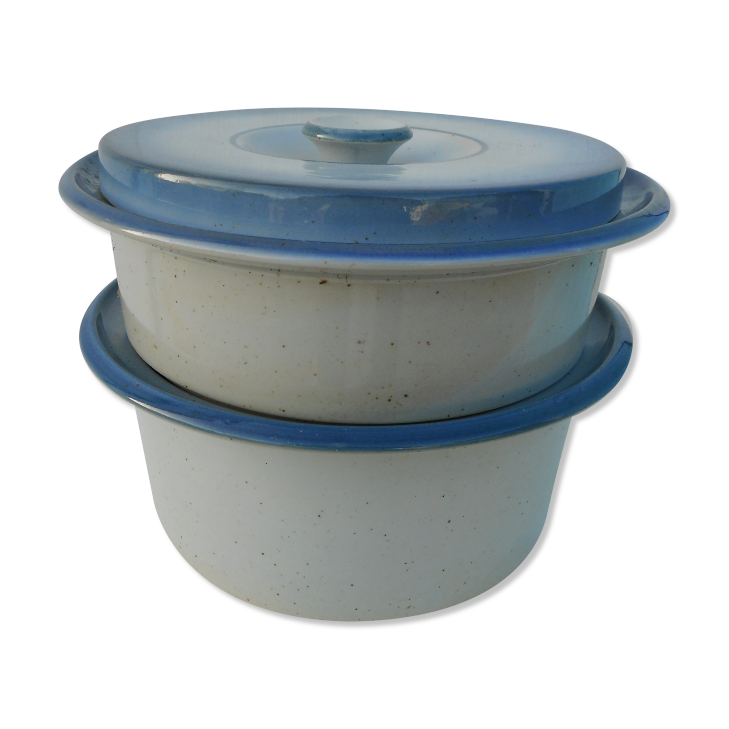 Two stackable salad bowls with a sleet lid