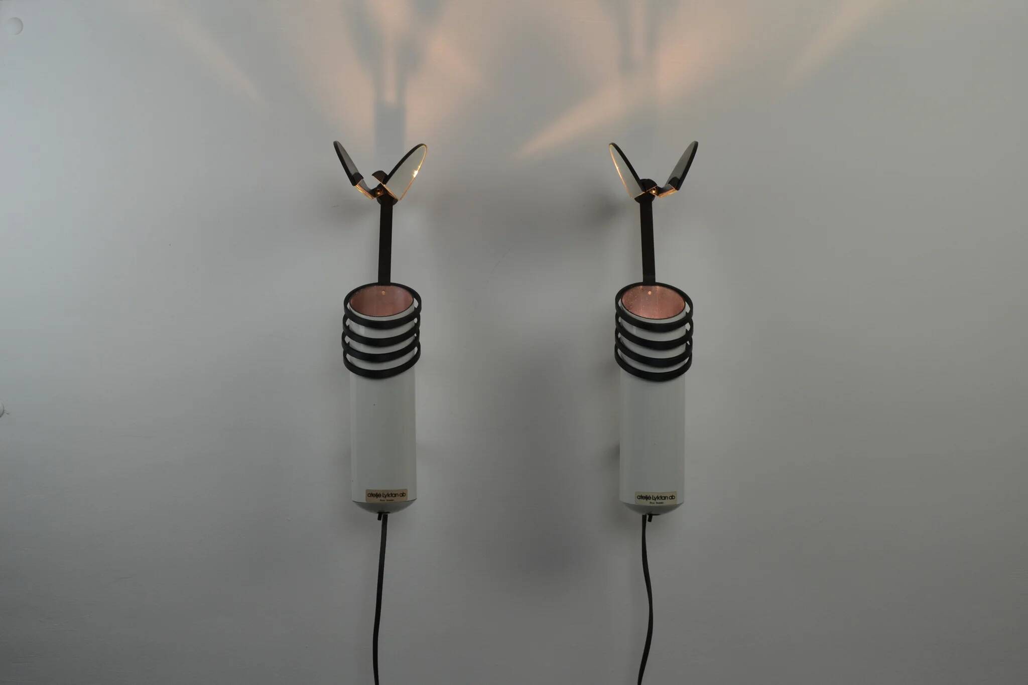 A pair of white “Skarabé” wall lamps by Stig Ahlström and Clas Kock for Ateljé Lyktan, Sweden, 1980s