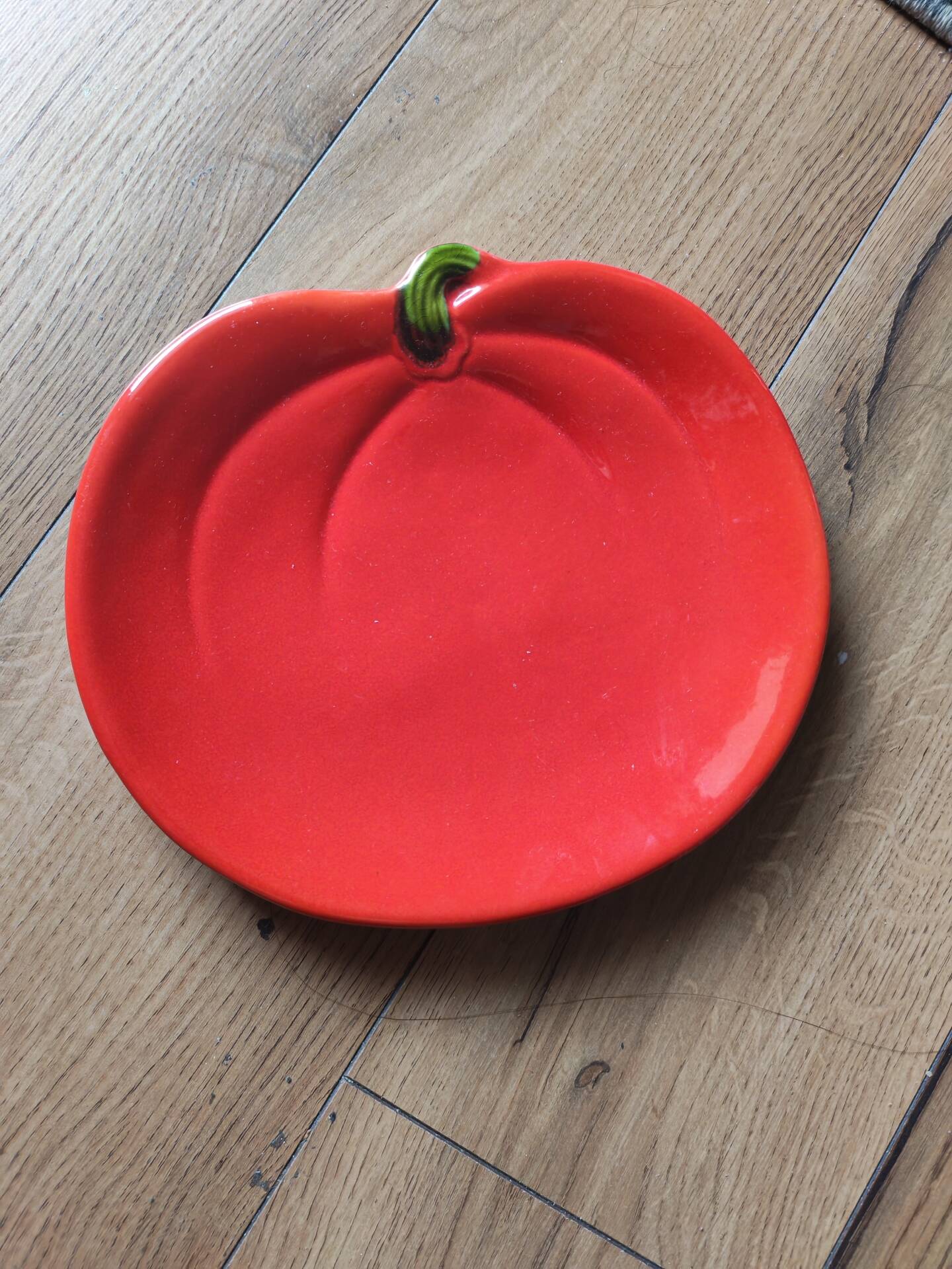 Assiette de présentation vintage en céramique formant une tomate
