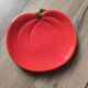 Assiette de présentation vintage en céramique formant une tomate