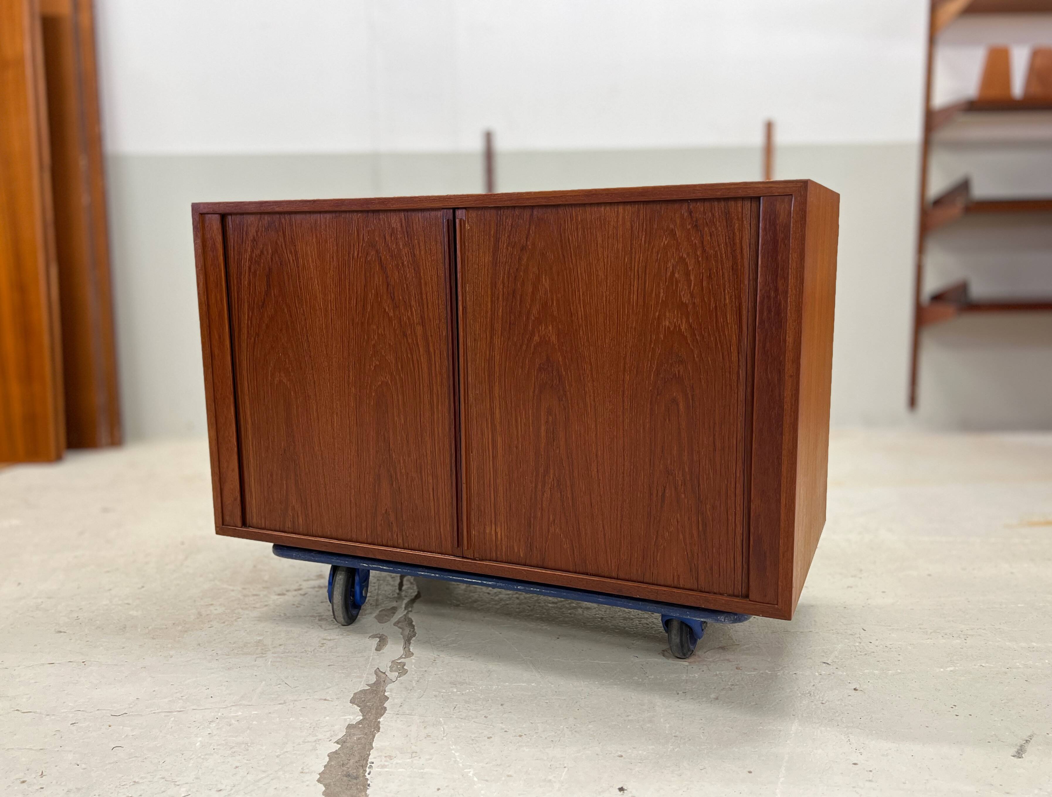 Meuble à Porte Tambour en Teck Par Kai Kristiansen Pour Feldballes
