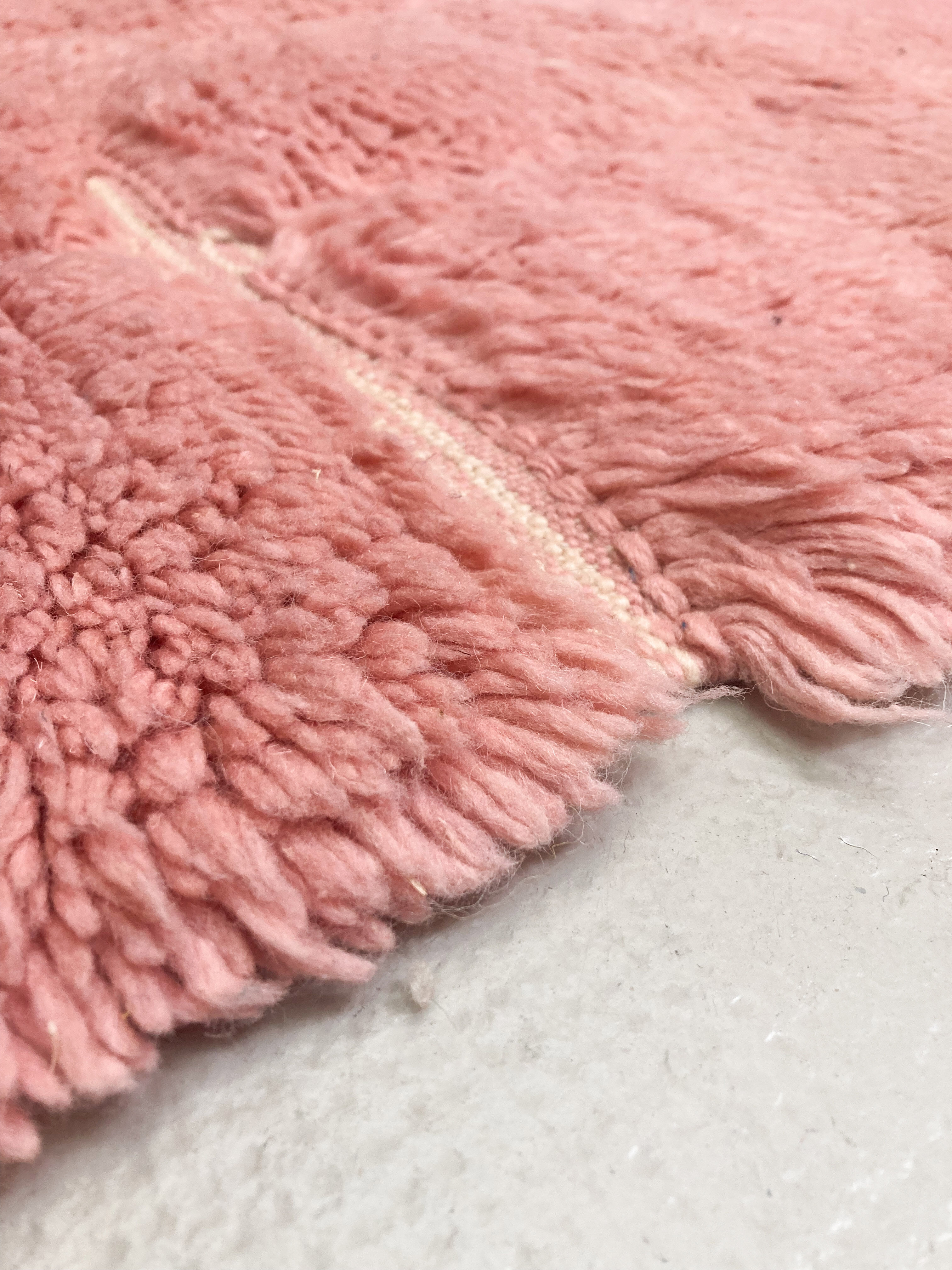 Moroccan berber carpet beni ouarain pink 2,28x1,52m