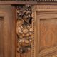 Buffet ancien néo-Renaissance en noyer avec incrustations d’érable, XXe siècle