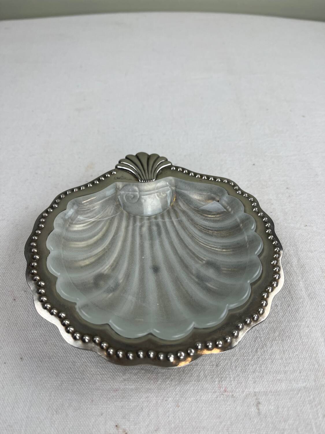 Shell-shaped catch-all tray