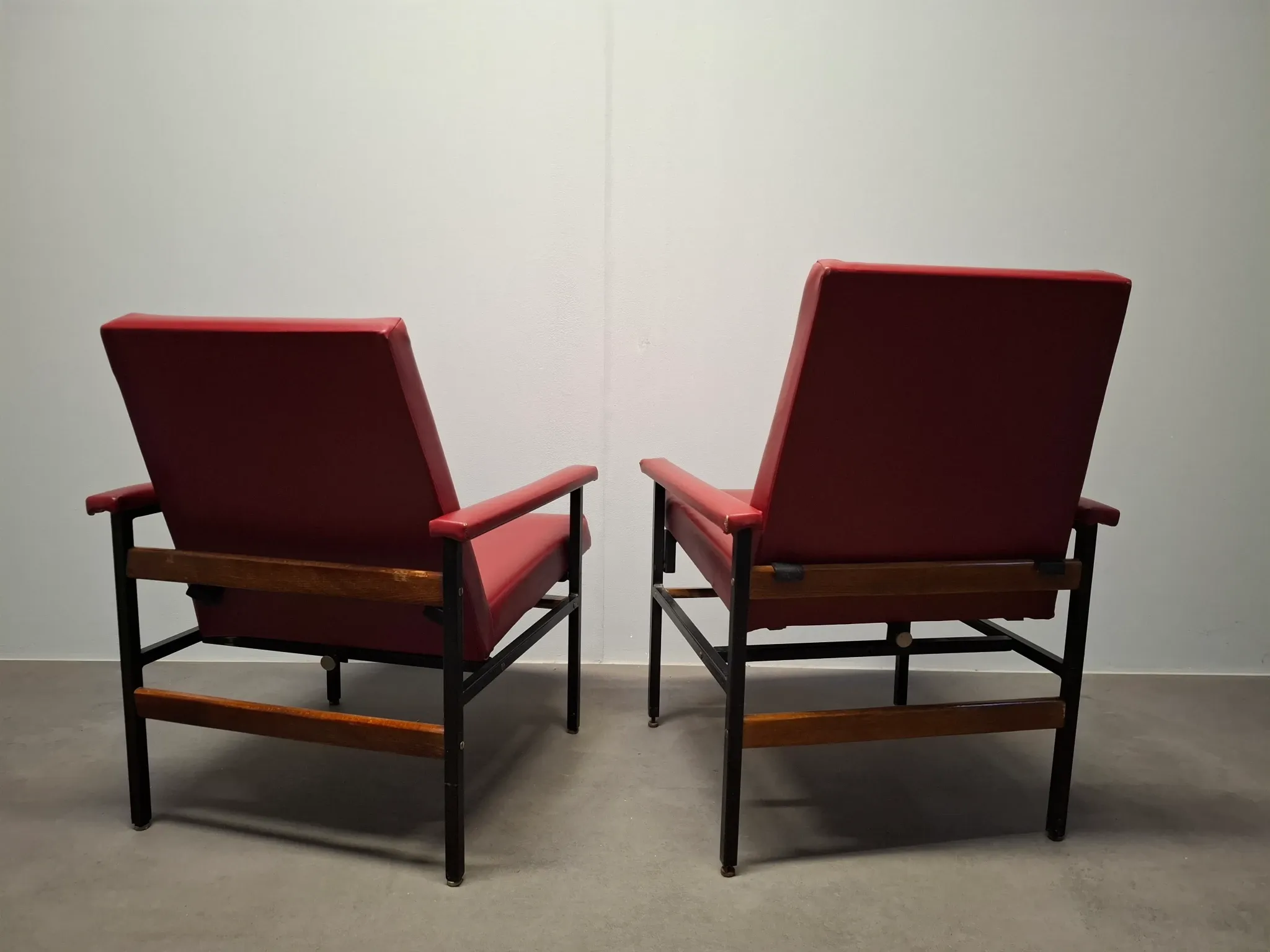 Ensemble de 3 fauteuils rouges de style mid-century moderne, Tchécoslovaquie, années 1970.