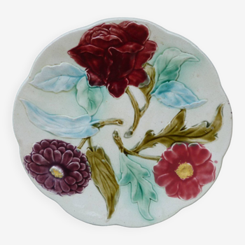 Assiette en barbotine motif fleurs