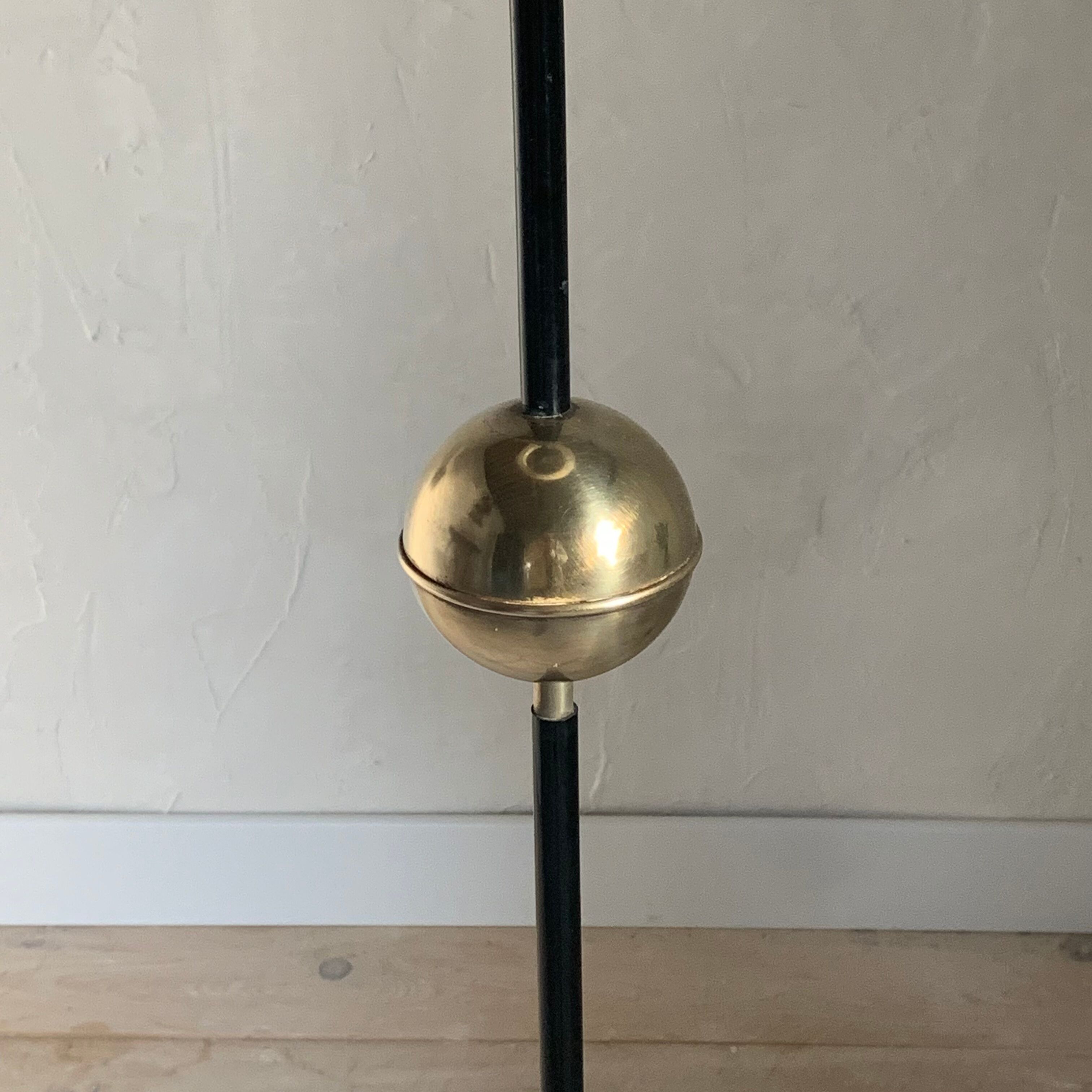 Lampadaire tripode vintage metal noir et boule laiton