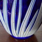 Betschdorf - Grand Vase aux Iris en grès émaillé bleu cobalt
