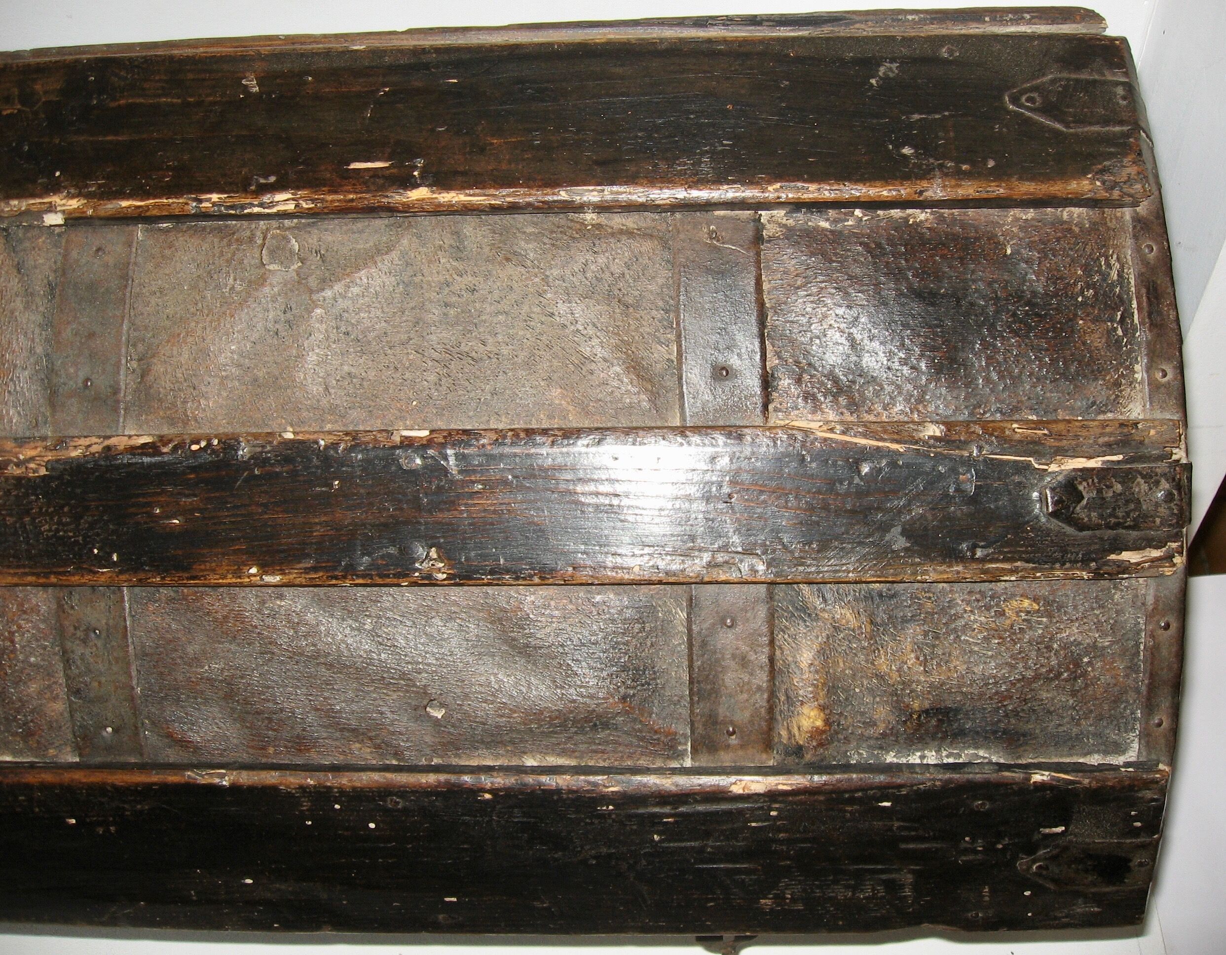 Trunk wood and leather