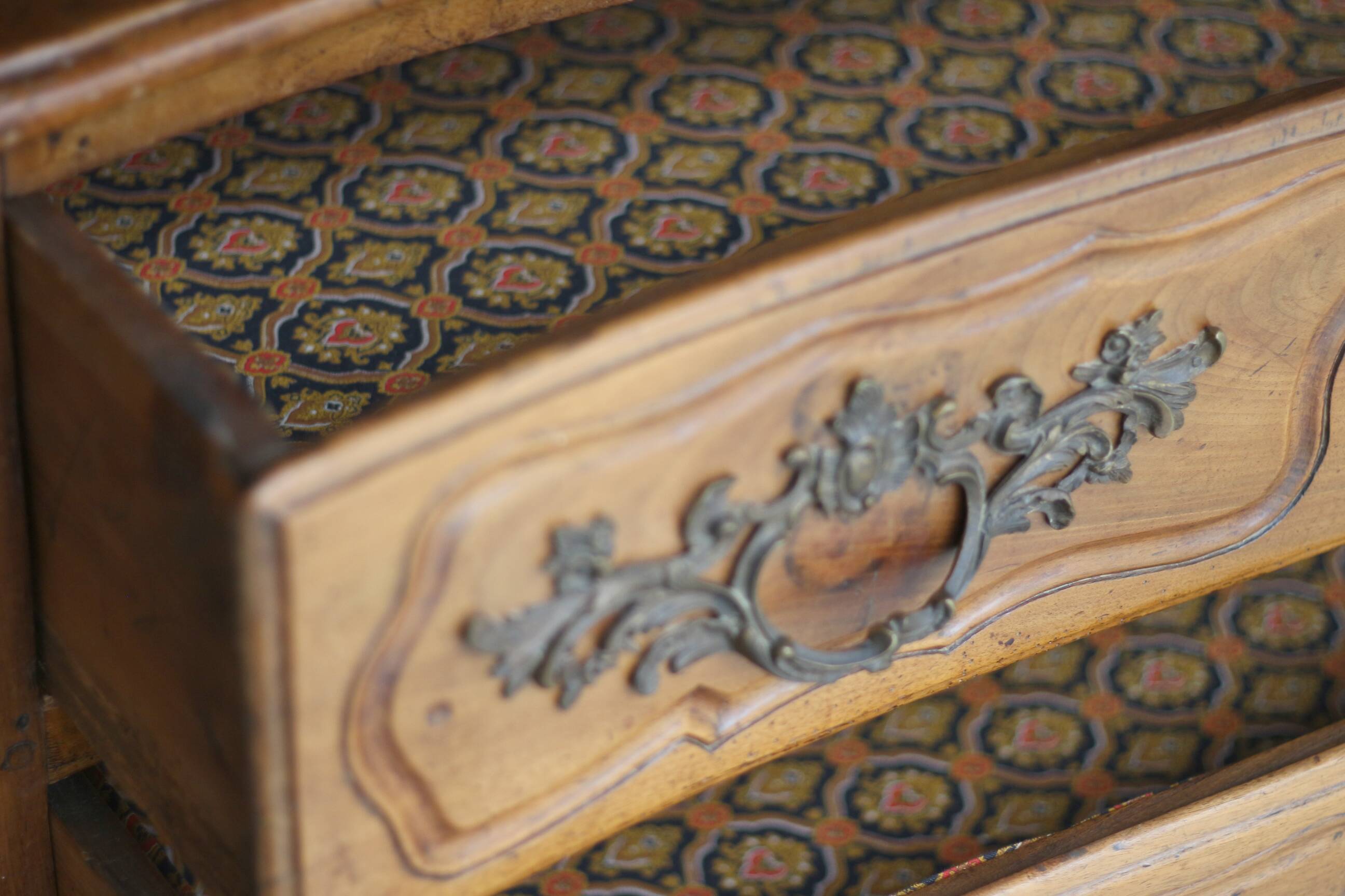 Magnificent 18th-century chest of drawers in solid walnut.