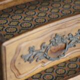 Magnificent 18th-century chest of drawers in solid walnut.