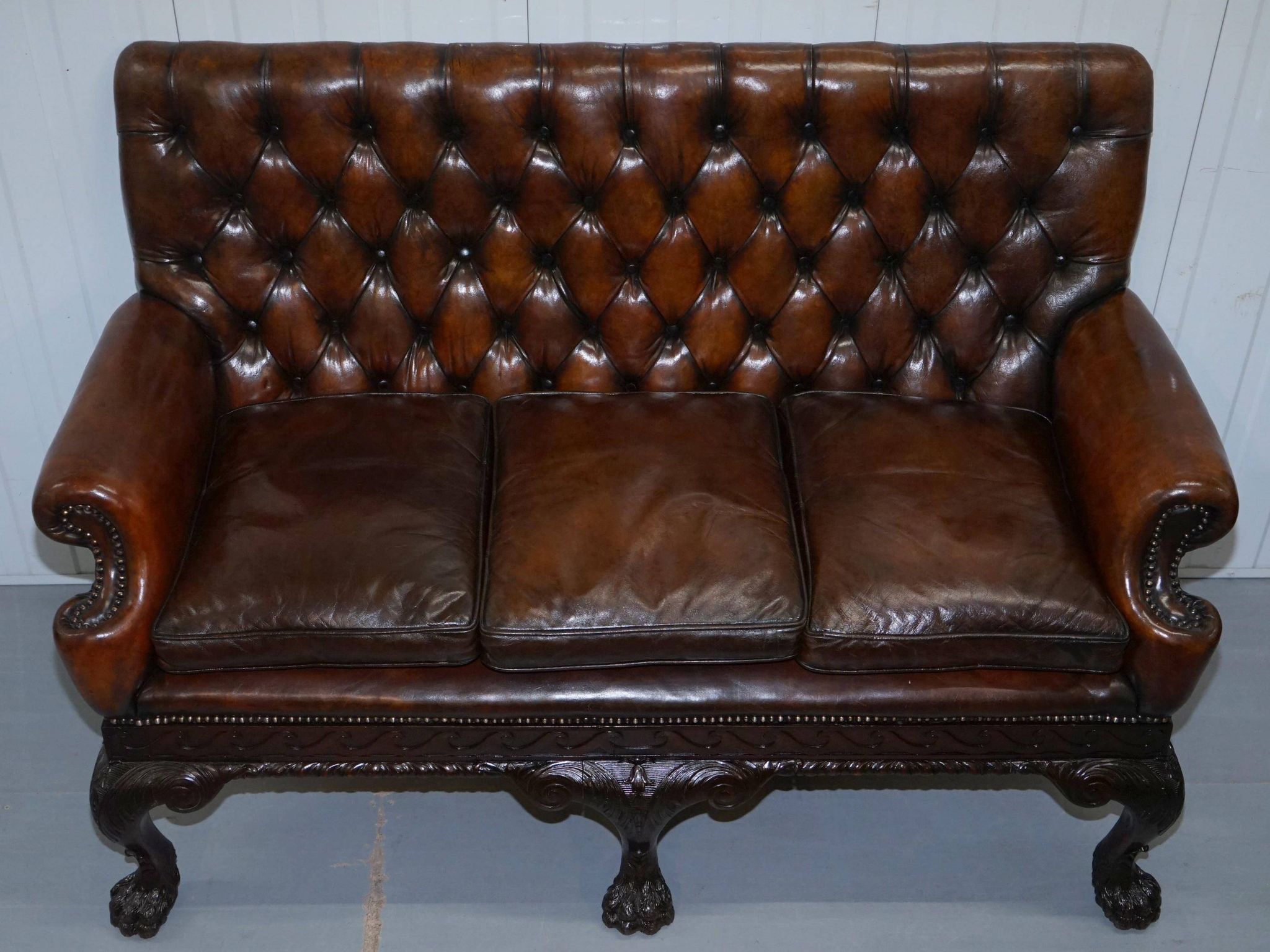 Chesterfield leather canapé in Georgian style with lion paw carved feet.