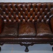 Chesterfield leather canapé in Georgian style with lion paw carved feet.