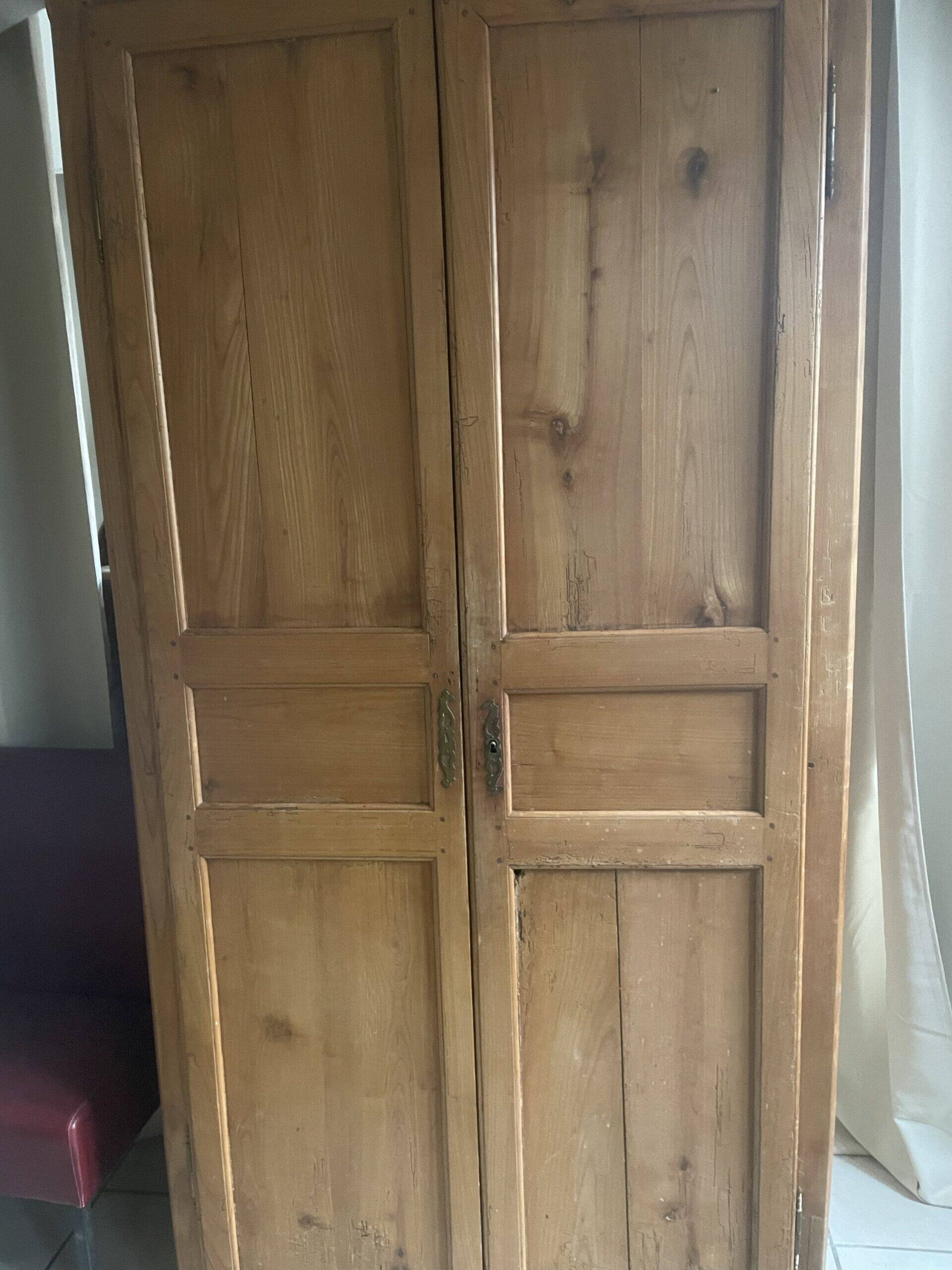 Armoire parisienne en bois massif