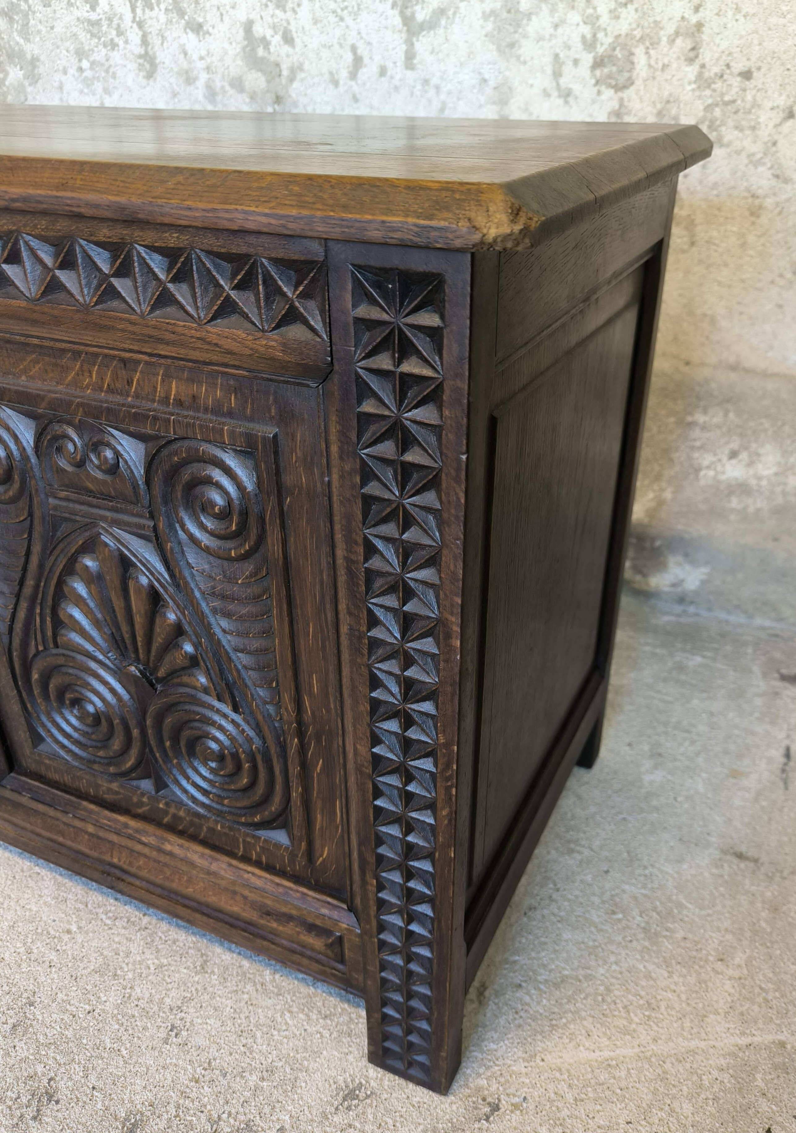 Coffre en bois massif sculpté.
