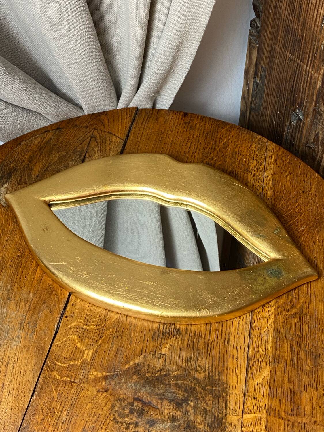 “Lips” mirror in plaster gilded with gold leaf