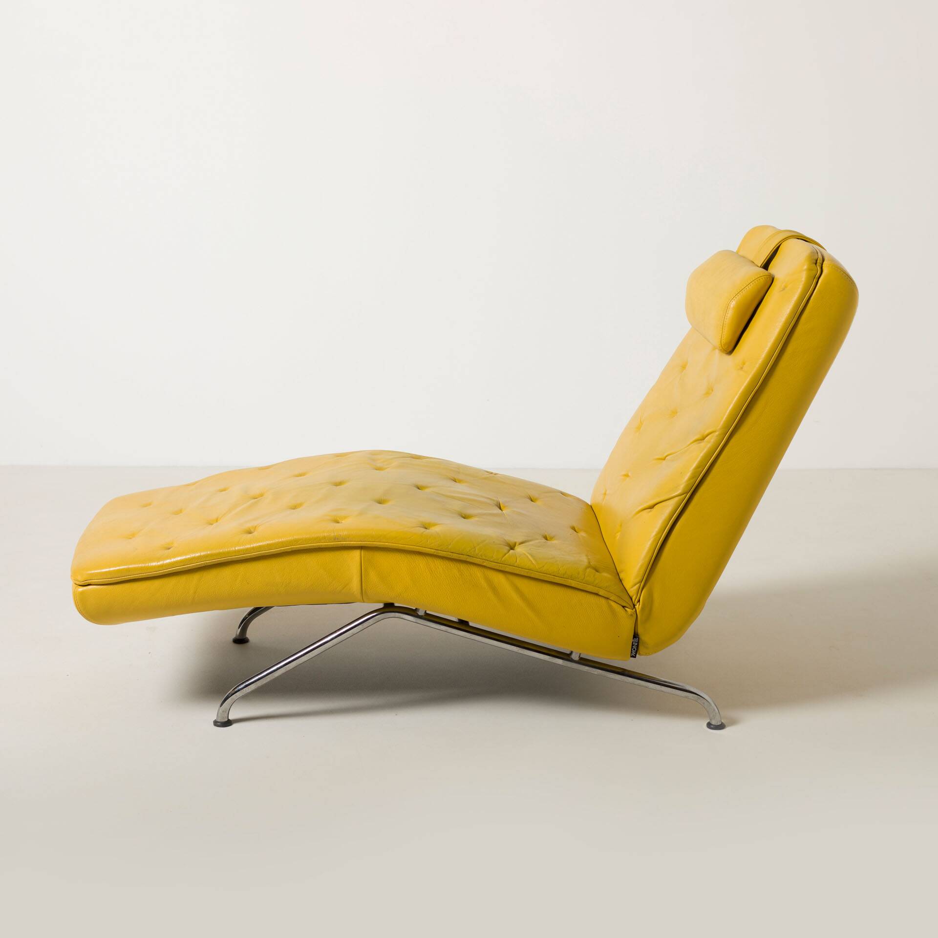 Mid Century / Modernist / Bauhaus Style  Chaise in yellow leather / chrome