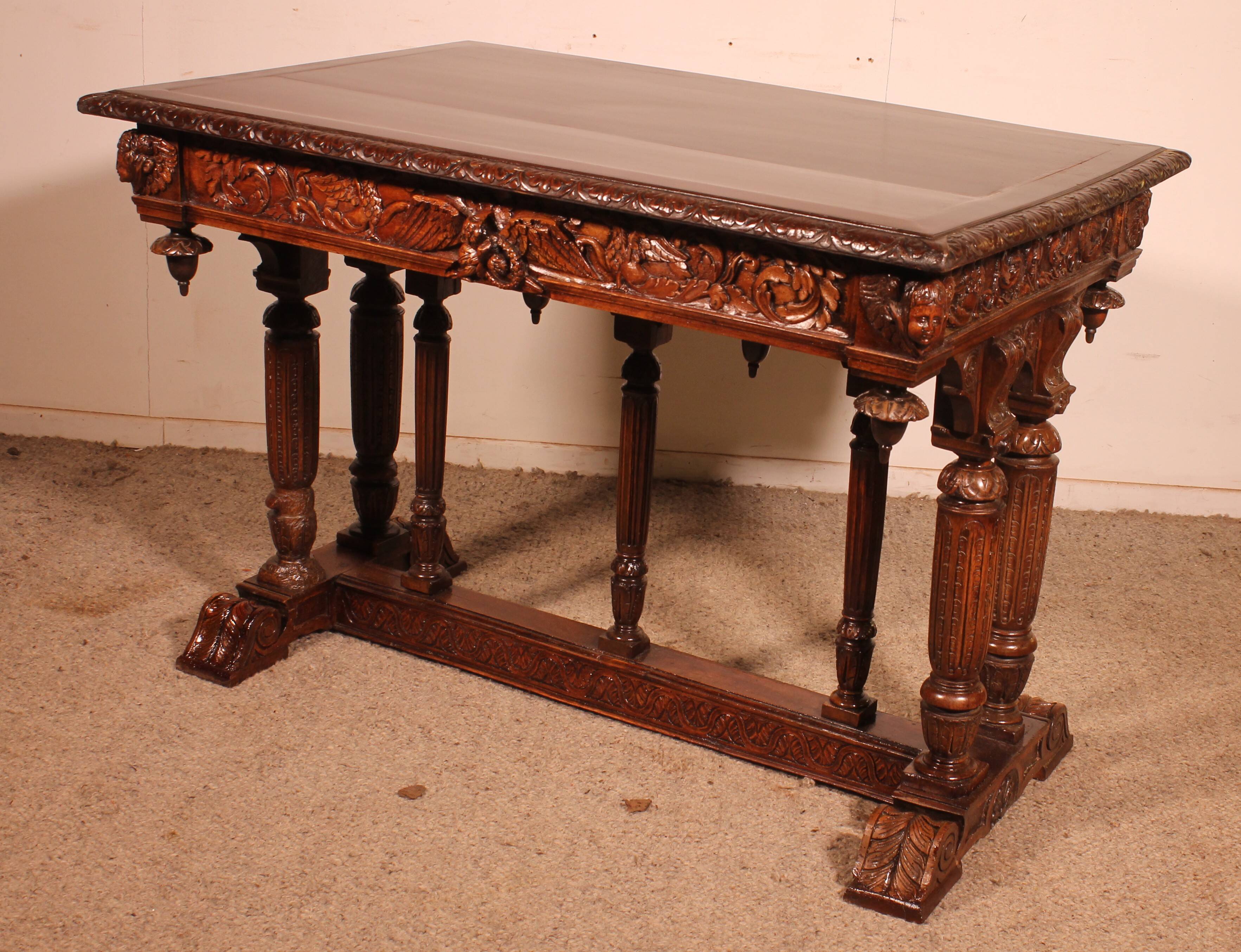 Table de milieu d'époque Renaissance en noyer
