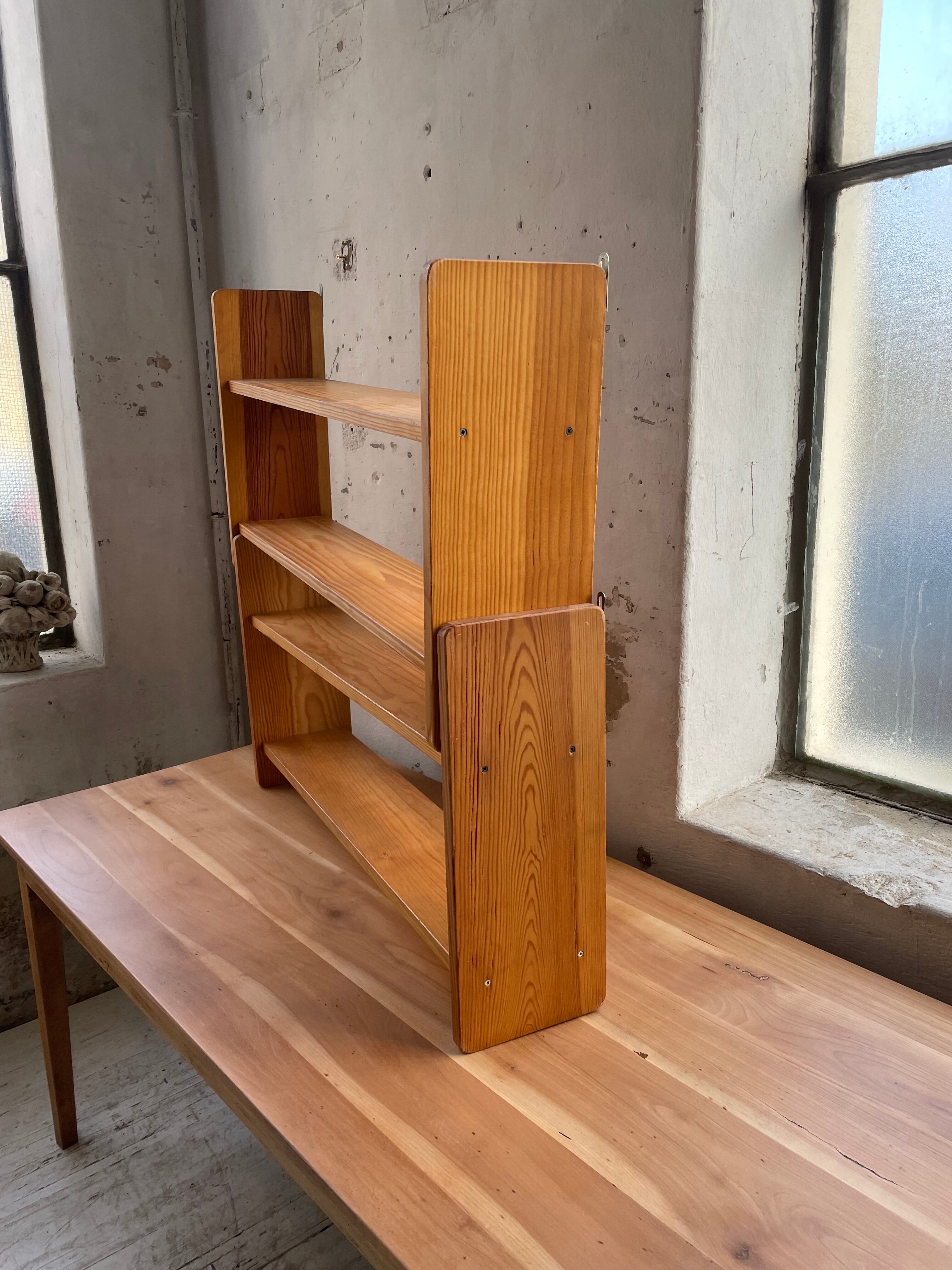 Pine Regain wall shelf