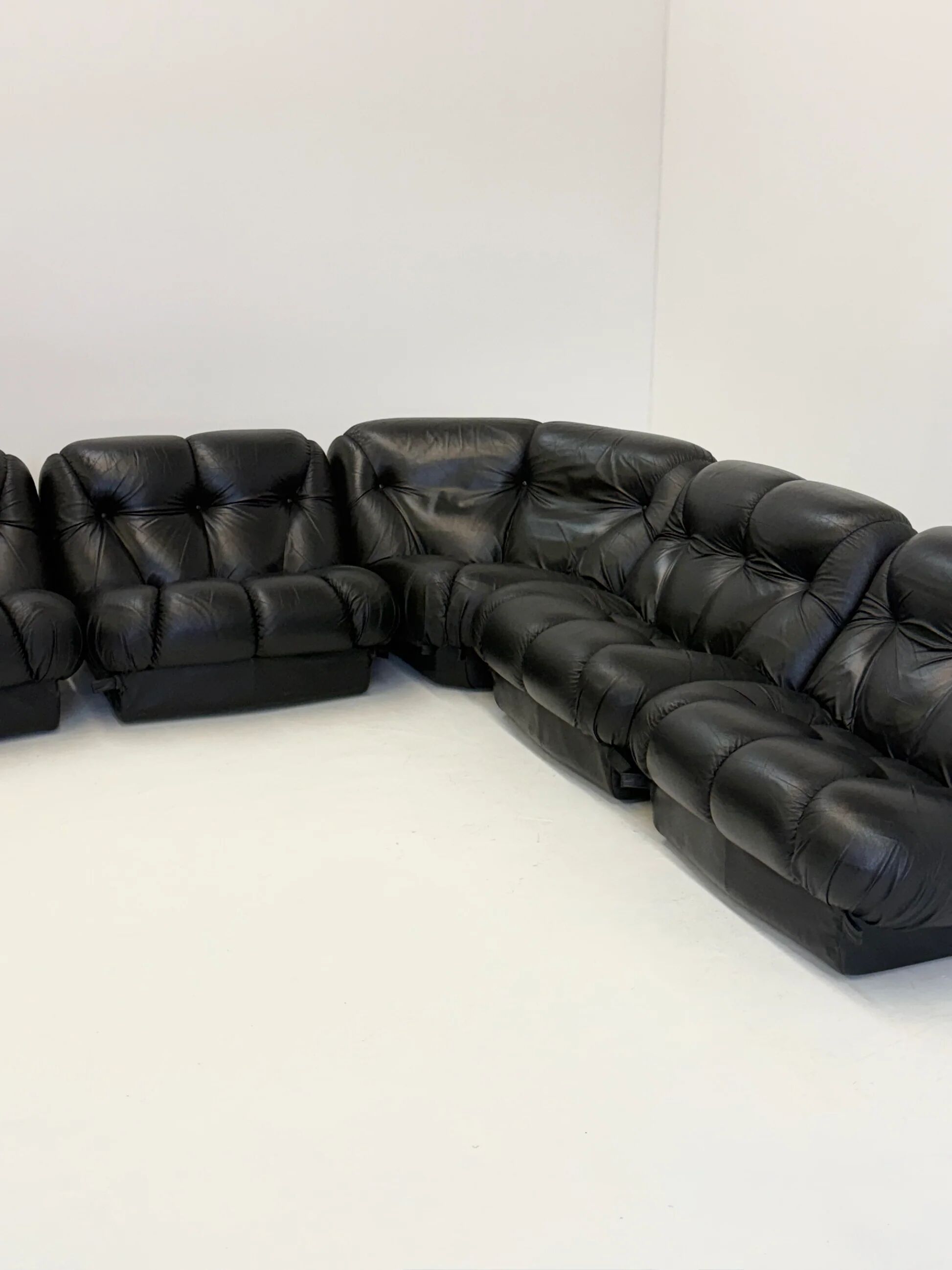Black leather Nuvolone modular lounge sofa Rino Maturi for Mimo Padova