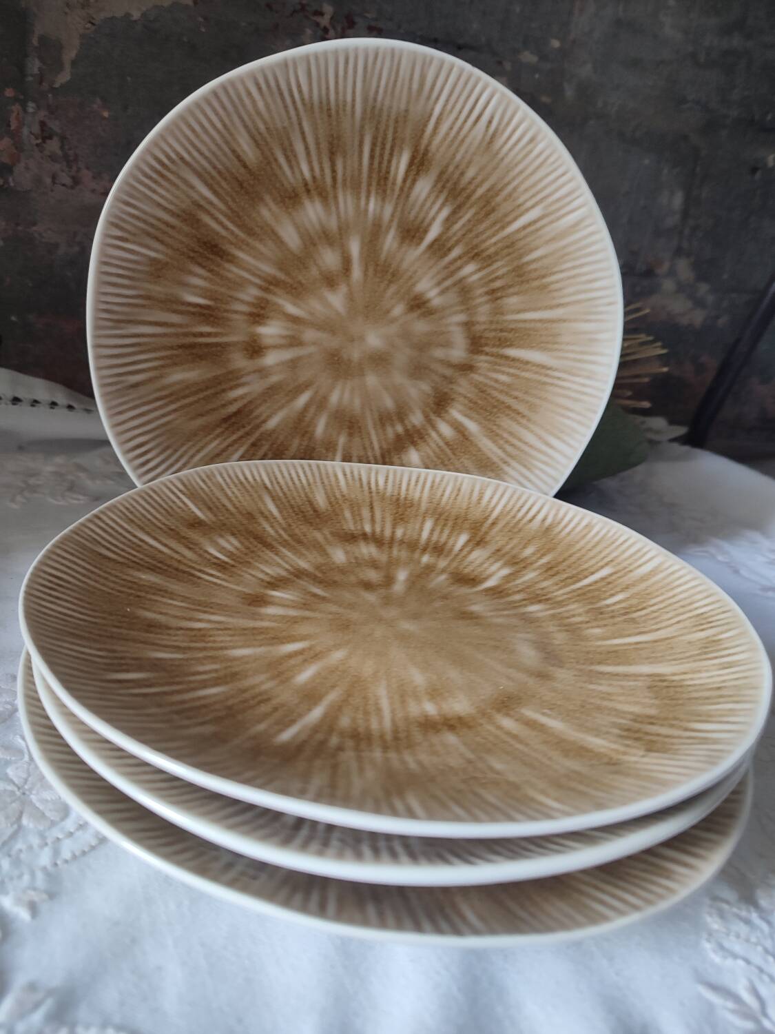 Set of 4 mushroom-style glazed ceramic plates