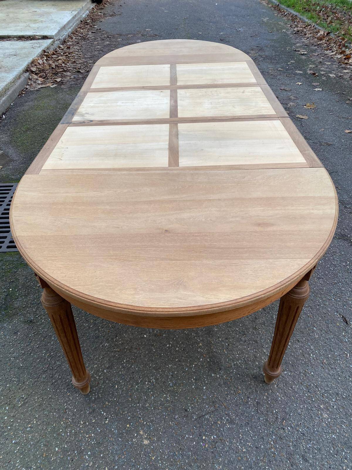 Extendable round Art Deco dining table, restored in solid oak, circa 1950, 280cm