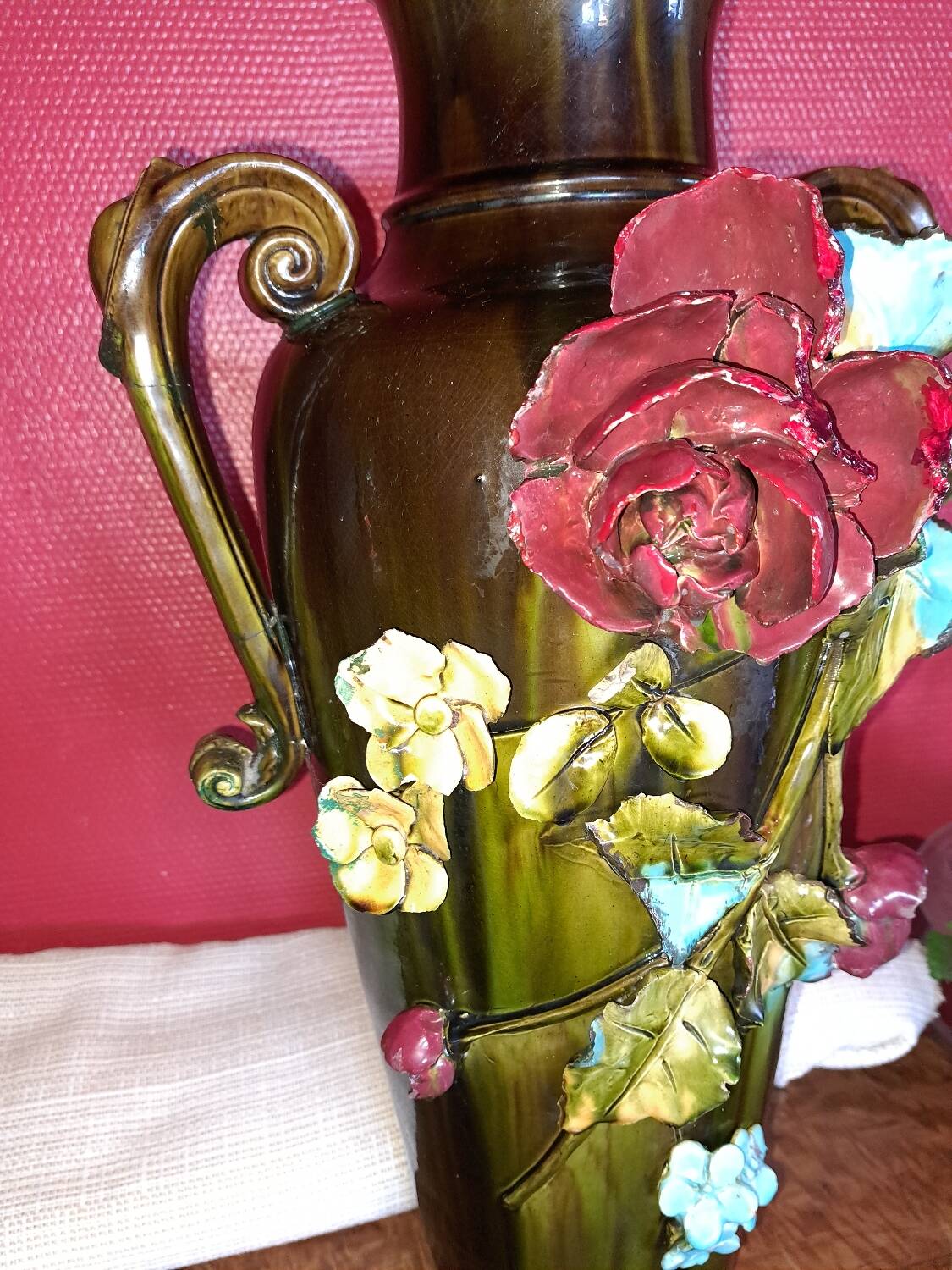 Grand Vase en Barbotine. XIX siècle.