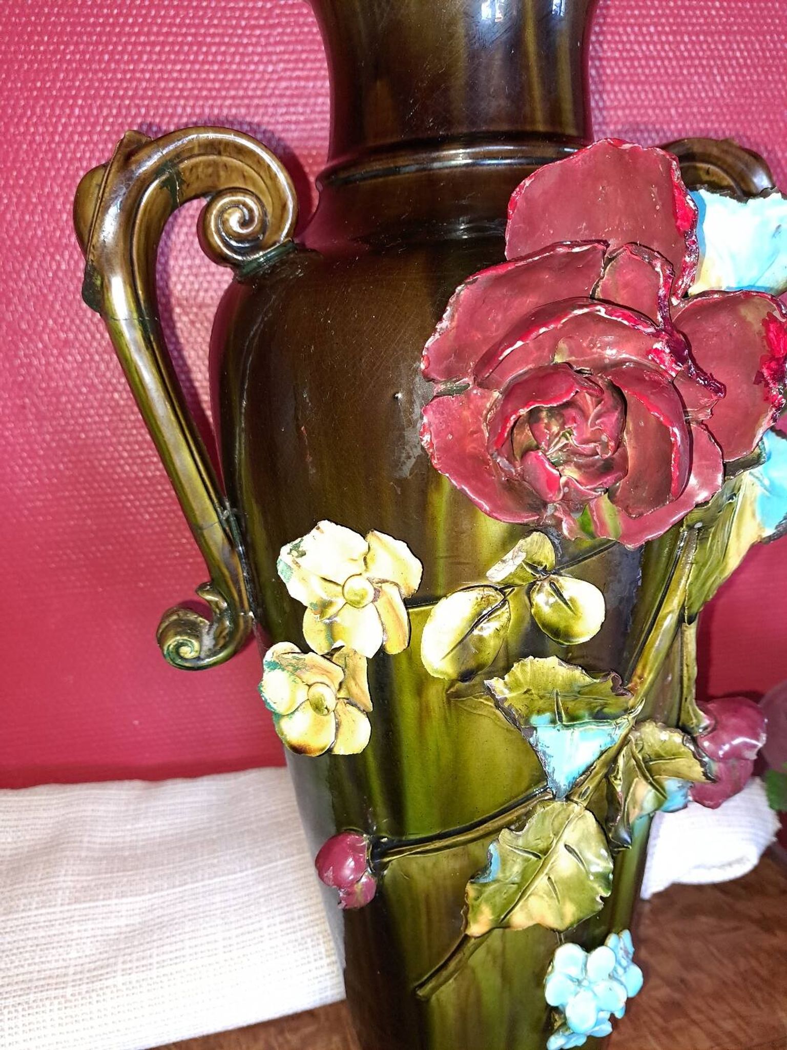 Grand Vase en Barbotine. XIX siècle.