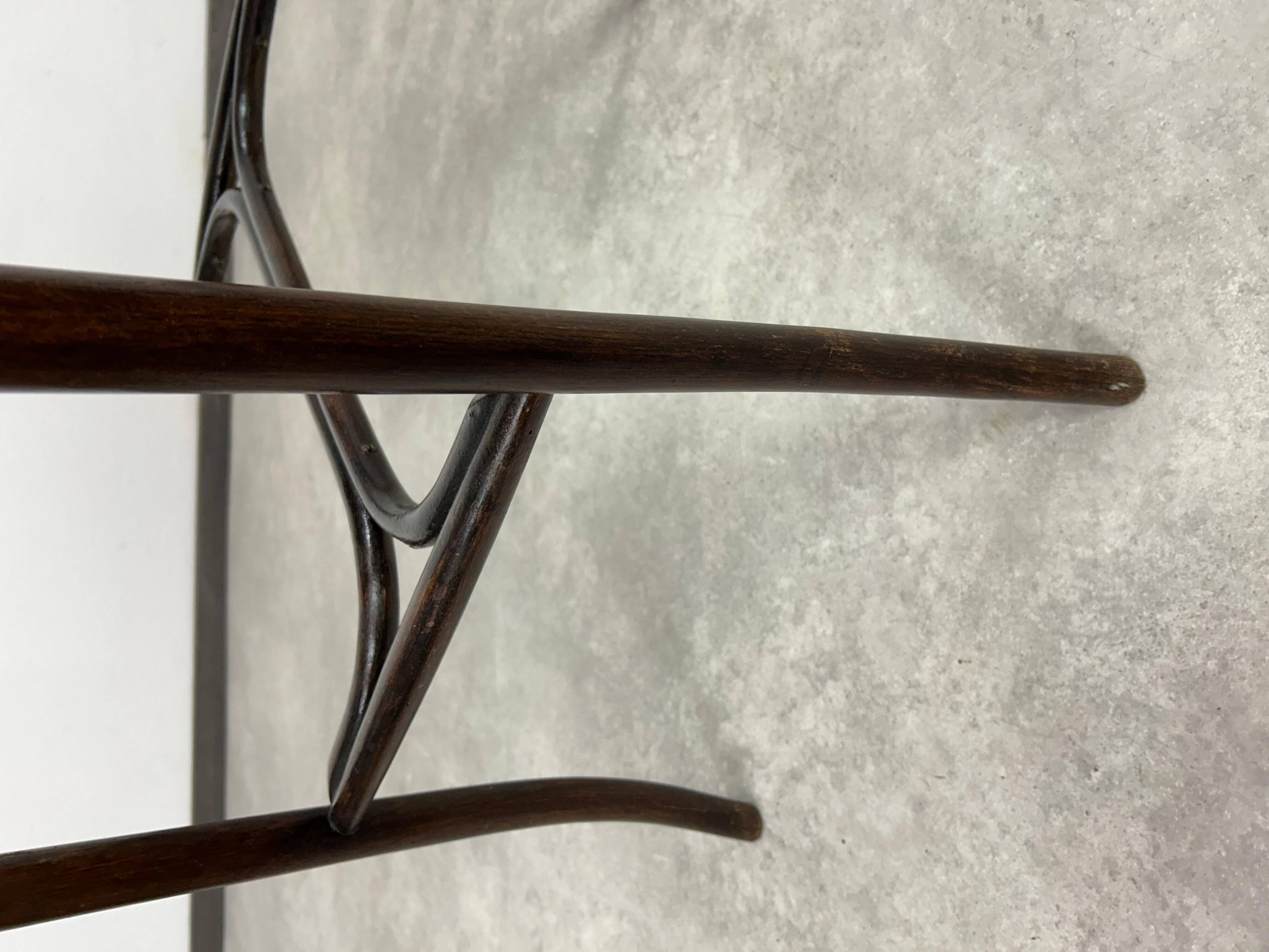 Table d'appoint en bois courbé par Thonet
