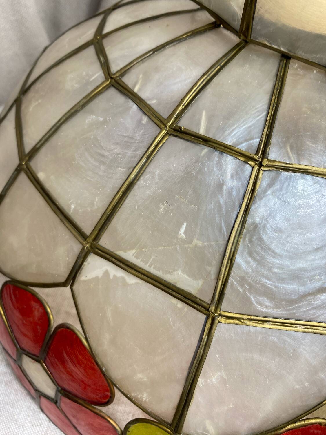 Vintage pendant light in mother-of-pearl and brass