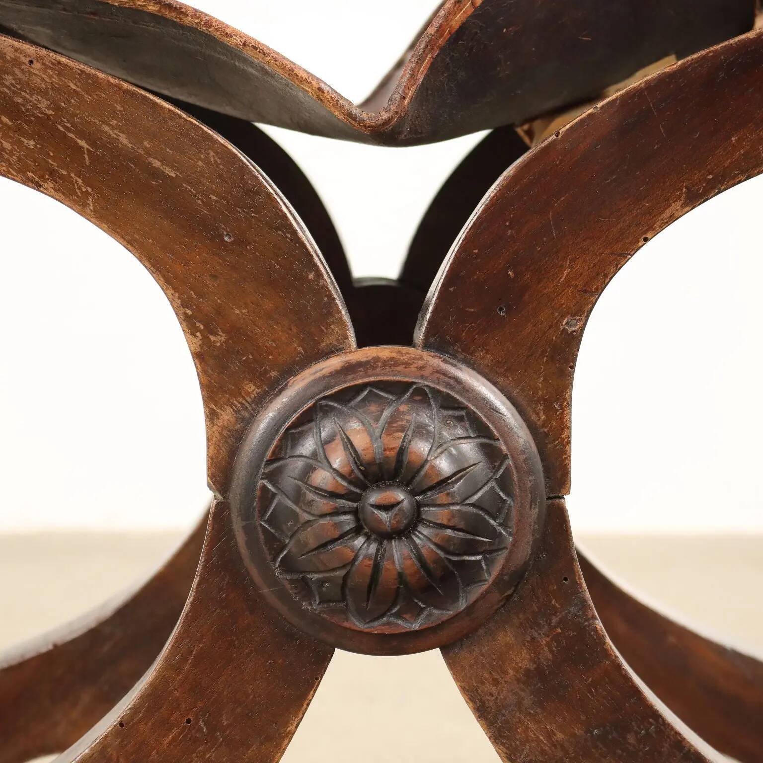 Antique neo-Renaissance folding chair in walnut and leather, Italy, 20th century.