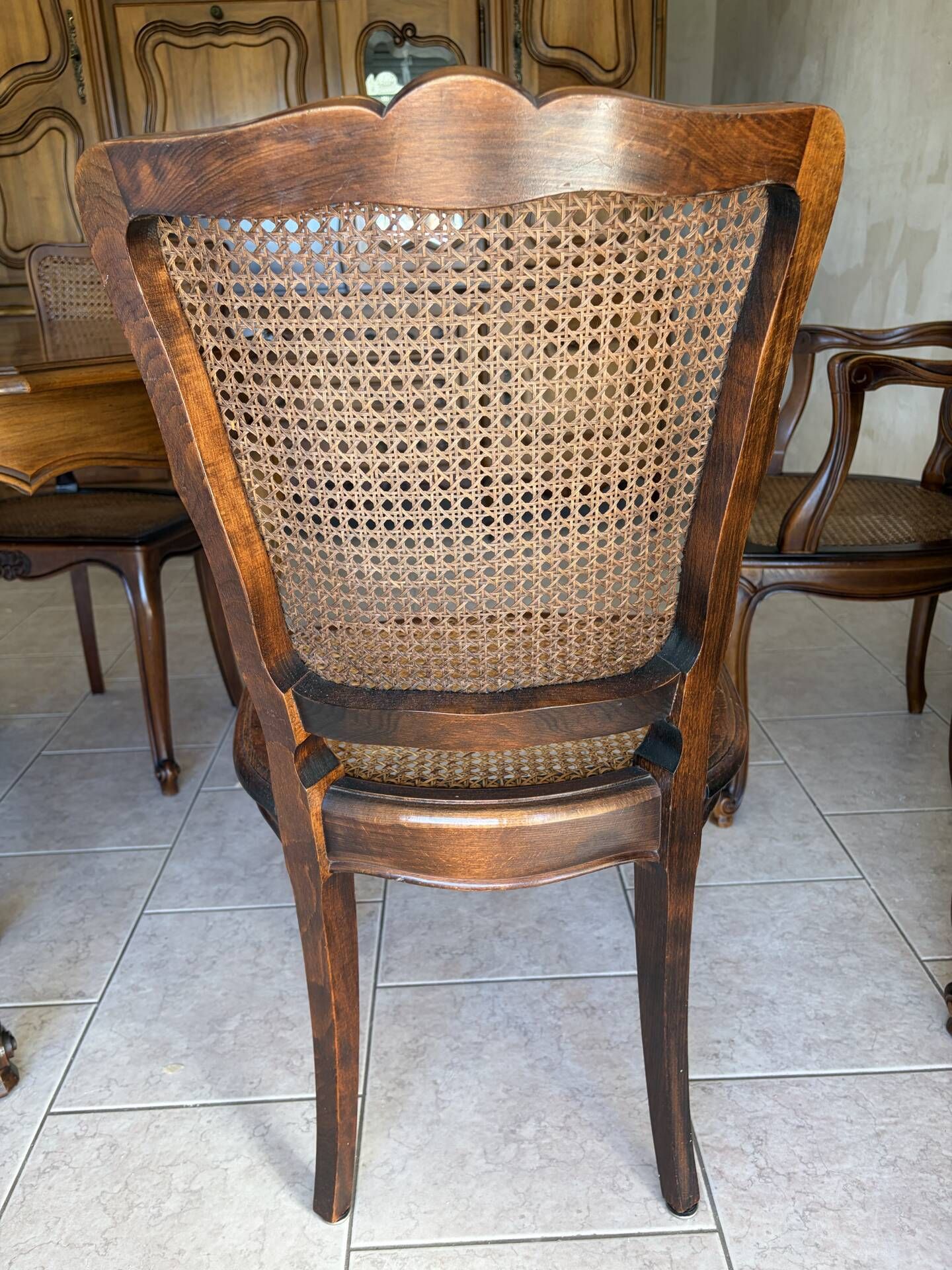 Table de salle à manger style Louis XV et 4 chaises.