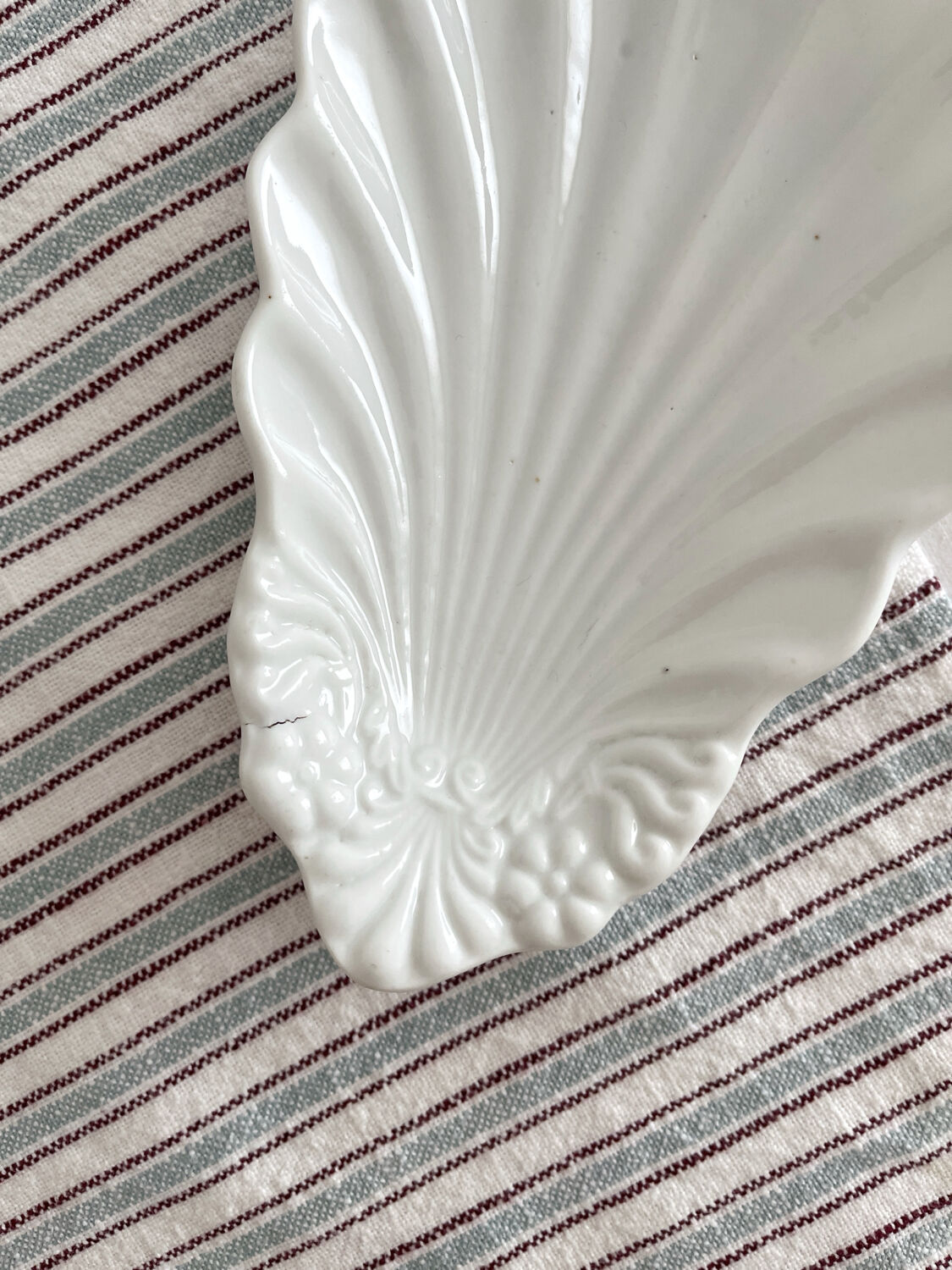 Ravier shell-shaped ramekin in antique porcelain