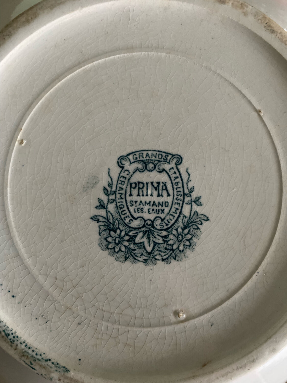 Old tureen or vegetable in Iron Earth Prima de Saint Amand