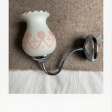 Applique chrome et opaline, touches de rose