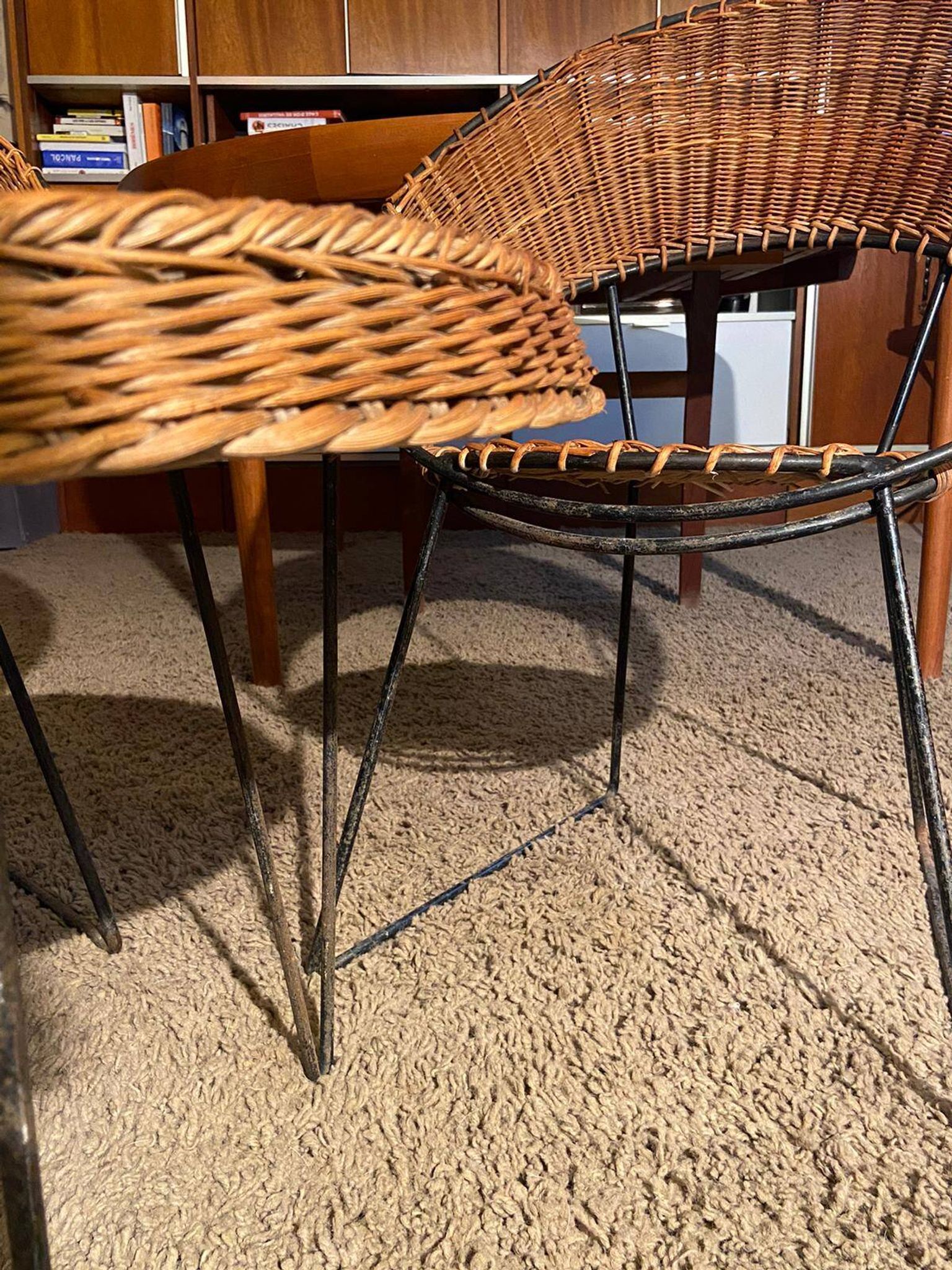 Set of 2 wicker armchairs and coffee table Raoul Guy 1950