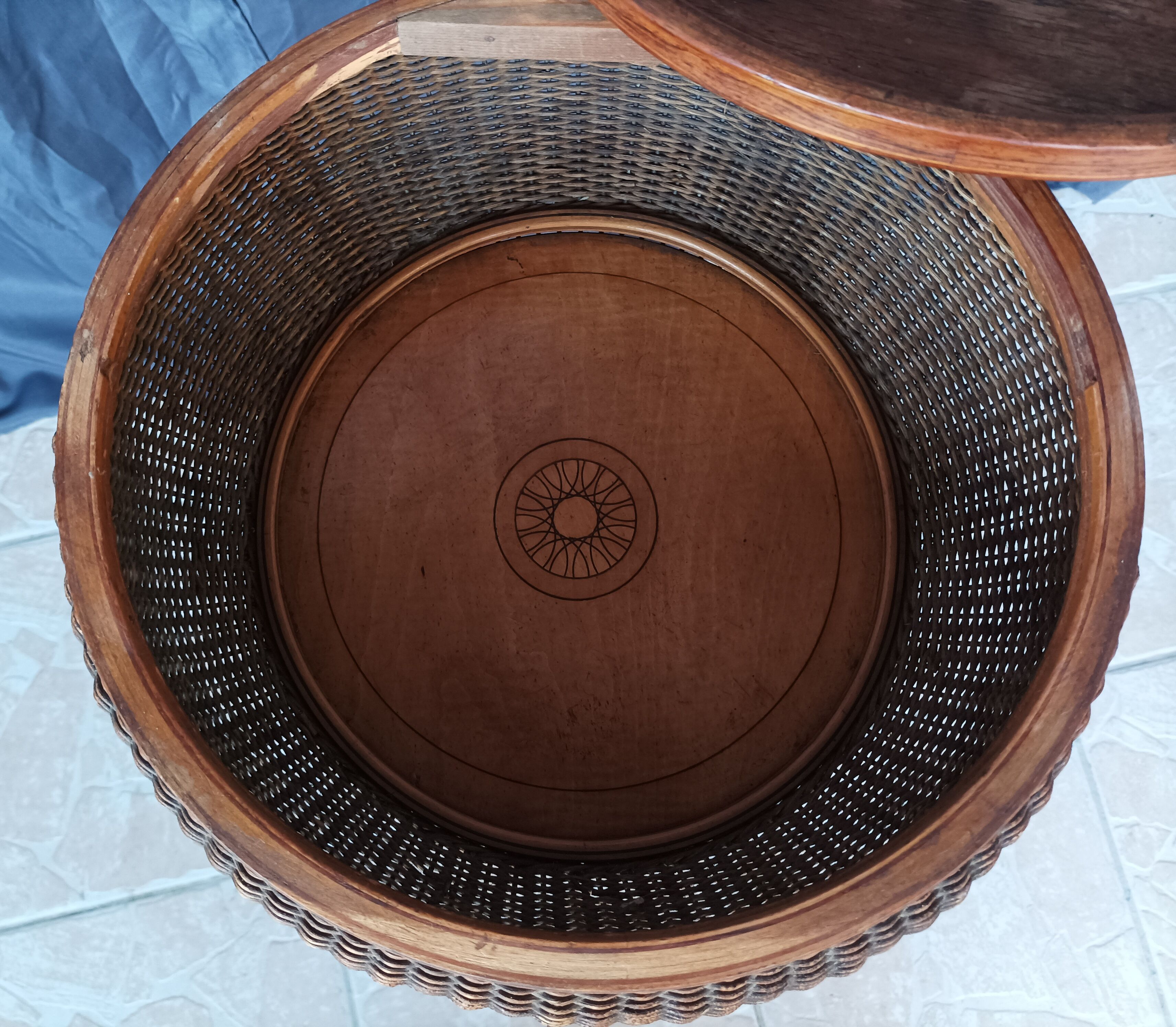 Charles X knitting machine in inlaid rosewood and rattan