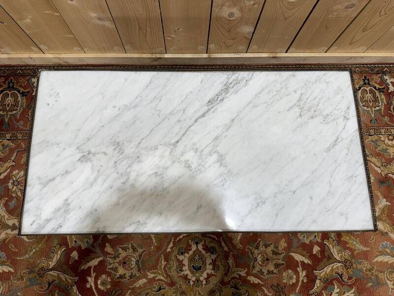 Table basse de style Louis XVI en marbre blanc et merisier