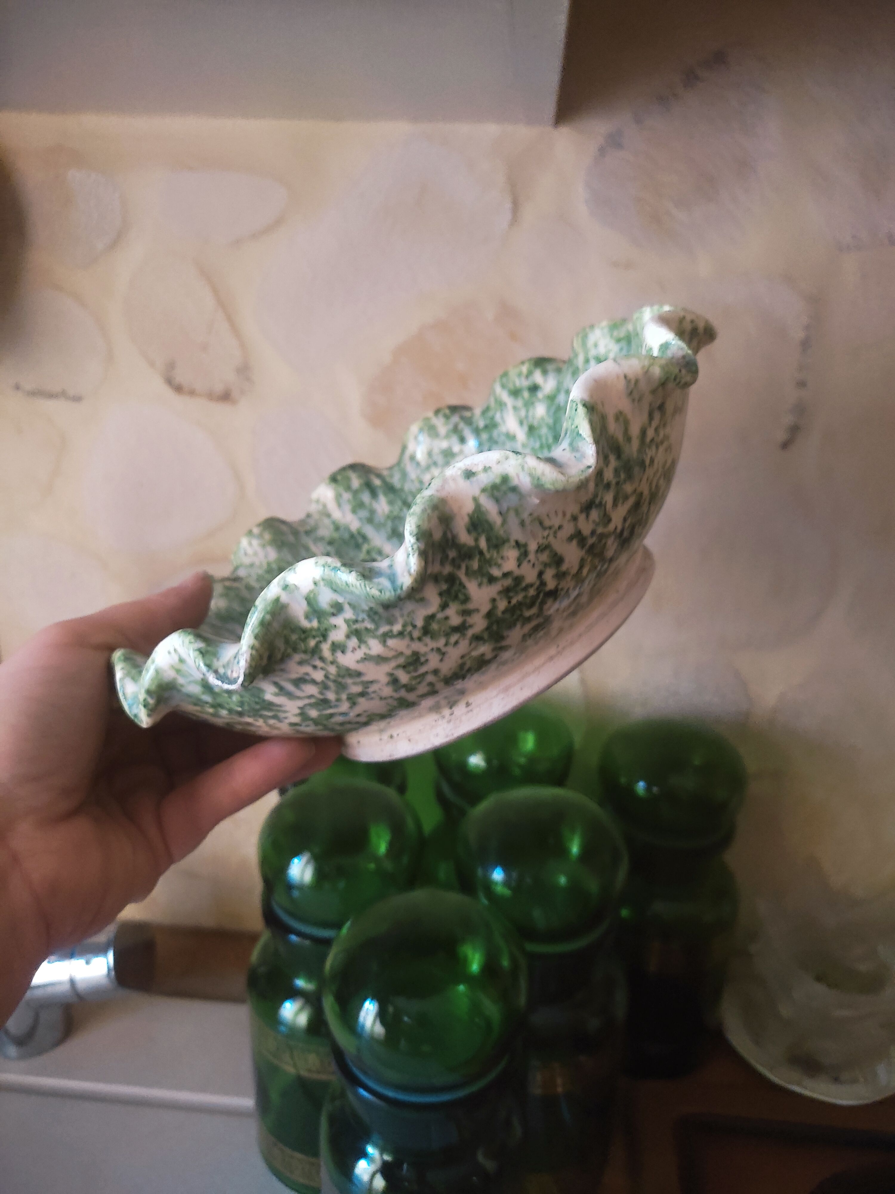 Ceramic bowl with hemmed edges